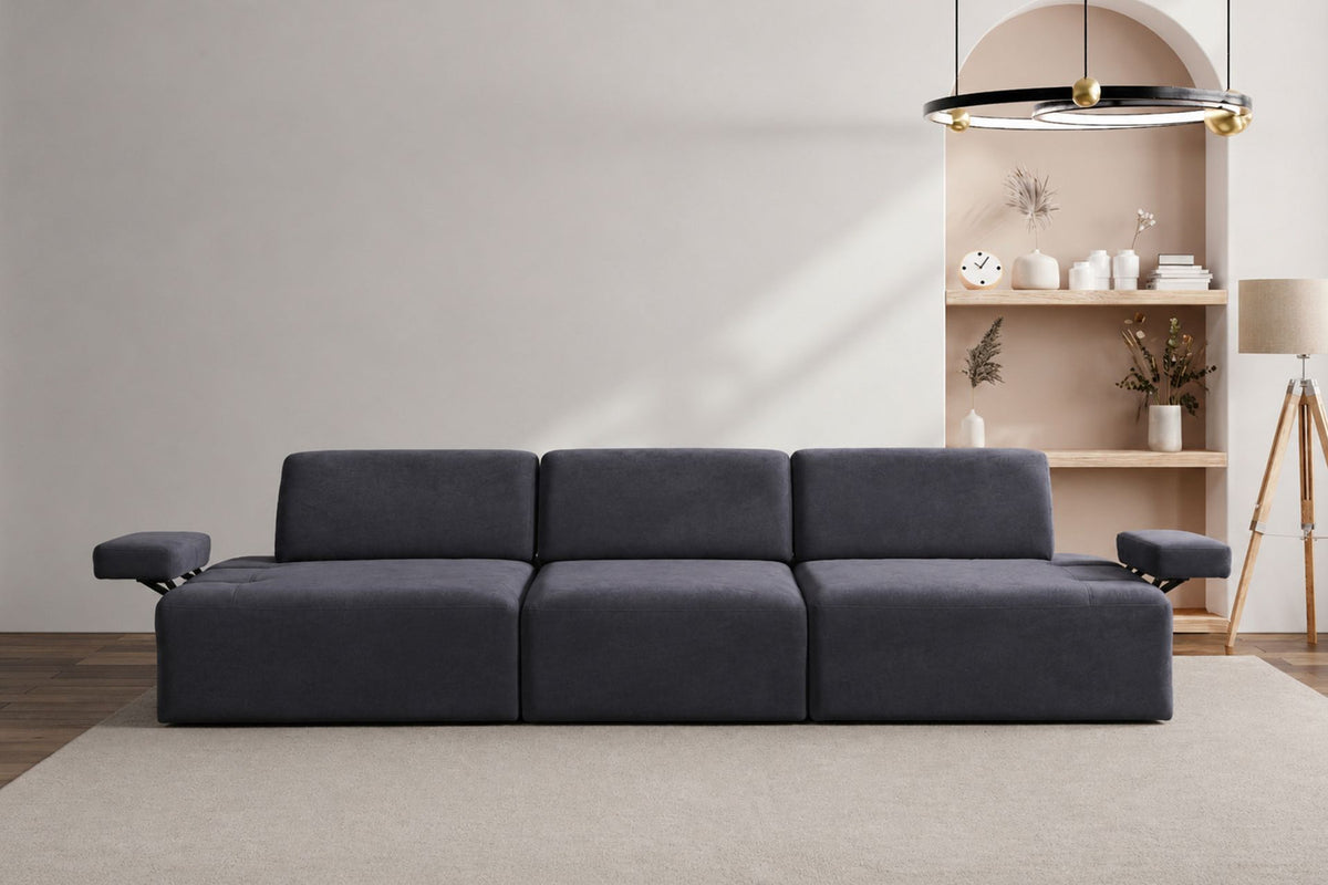 Petrolblaues 4-Sitzer Sofa Madlen mit niedrigen Kunststoffbeinen, Polyesterbezug, zwei Kissen und sichtbarem Staufach unter der Sitzfläche.