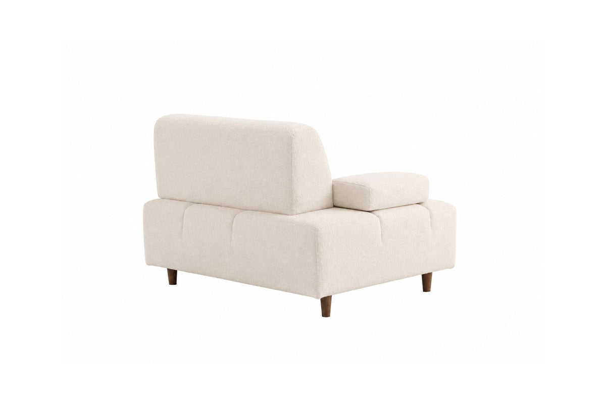 Cremefarbenes 4-Sitzer-Sofa mit hohen Kunststoffbeinen, Polyesterbezug, Buchenholzgestell und zwei losen Kissen auf hellem Hintergrund.