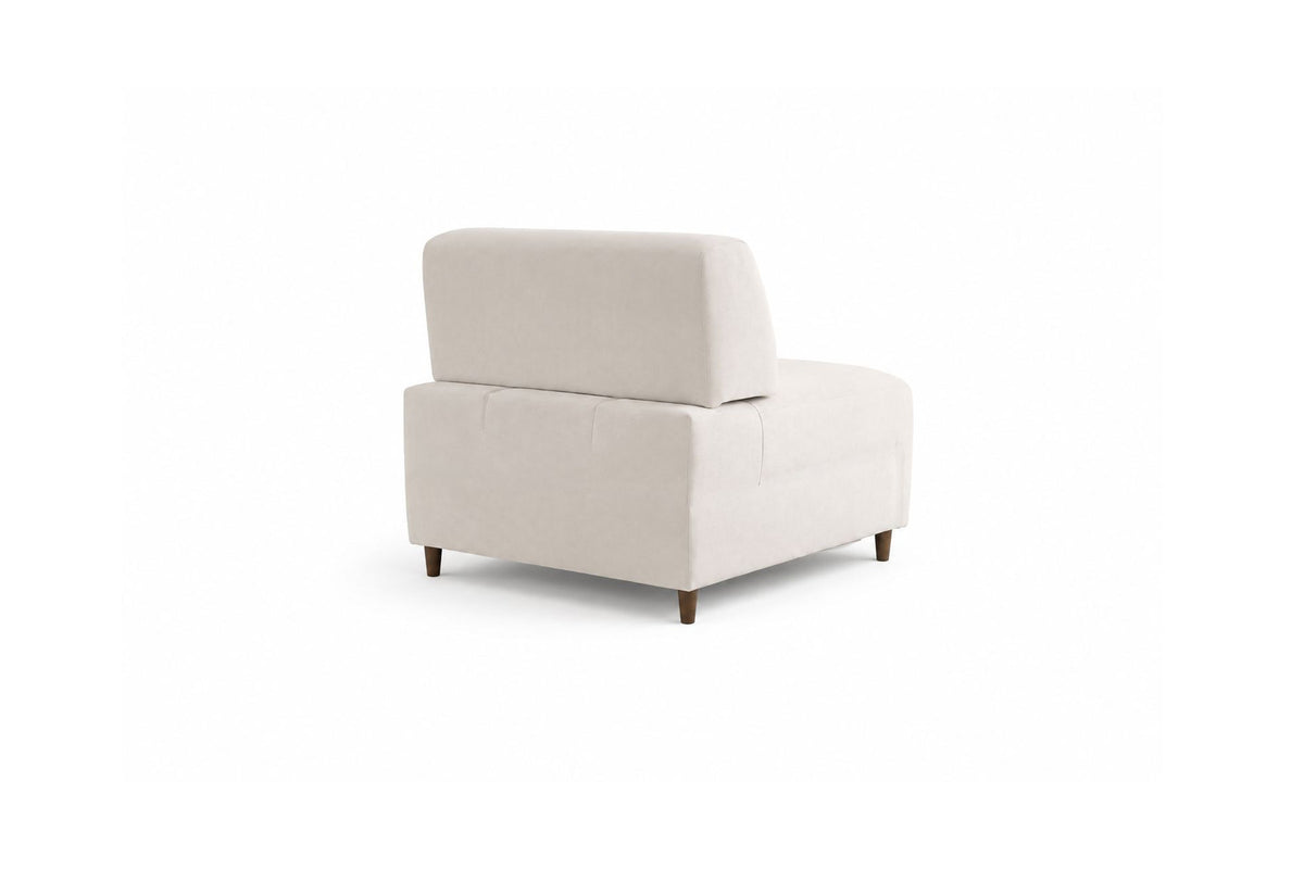Cremefarbenes 4-Sitzer-Sofa mit hohen Kunststoffbeinen, Polyesterbezug, Buchenholzgestell und zwei losen Kissen auf hellem Hintergrund.