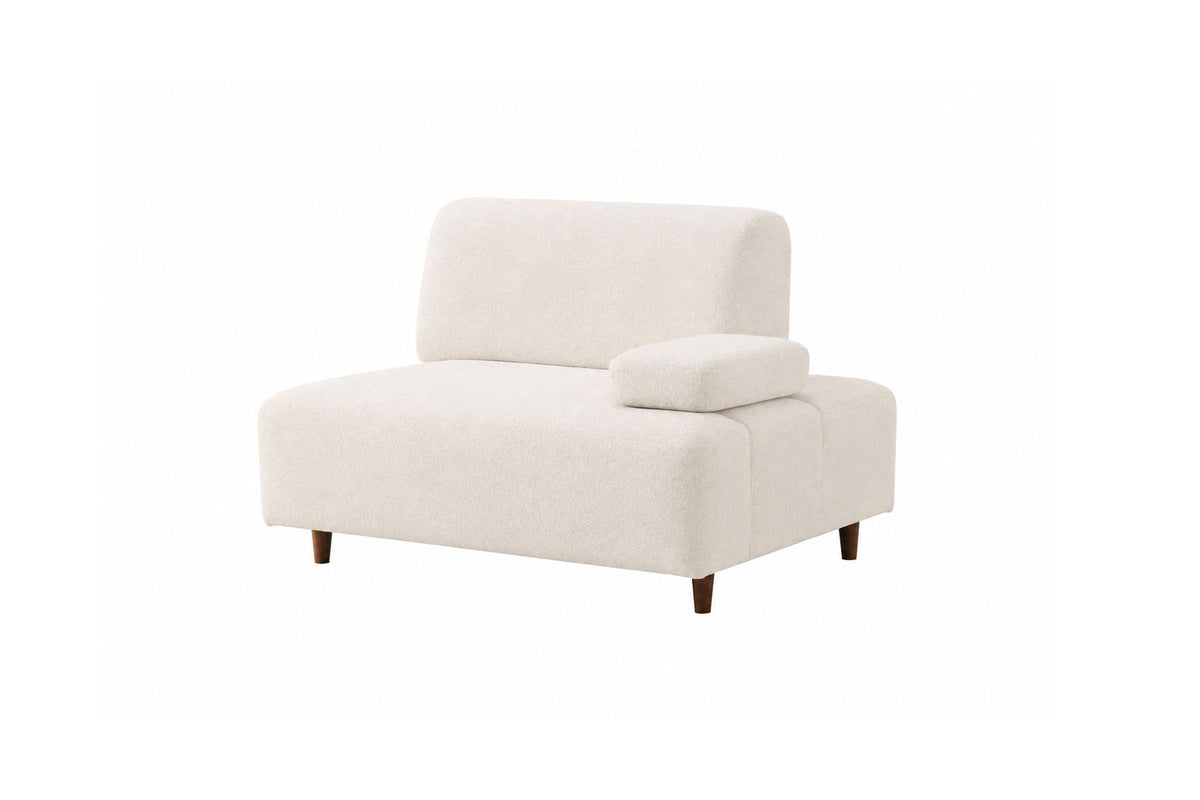 Cremefarbenes 4-Sitzer-Sofa mit hohen Kunststoffbeinen, Polyesterbezug, Buchenholzgestell und zwei losen Kissen auf hellem Hintergrund.