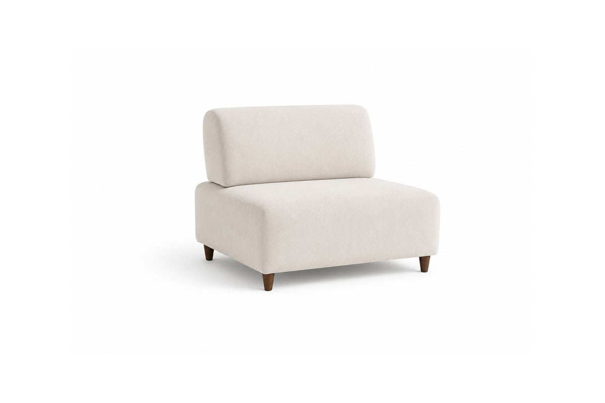 Cremefarbenes 4-Sitzer-Sofa mit hohen Kunststoffbeinen, Polyesterbezug, Buchenholzgestell und zwei losen Kissen auf hellem Hintergrund.