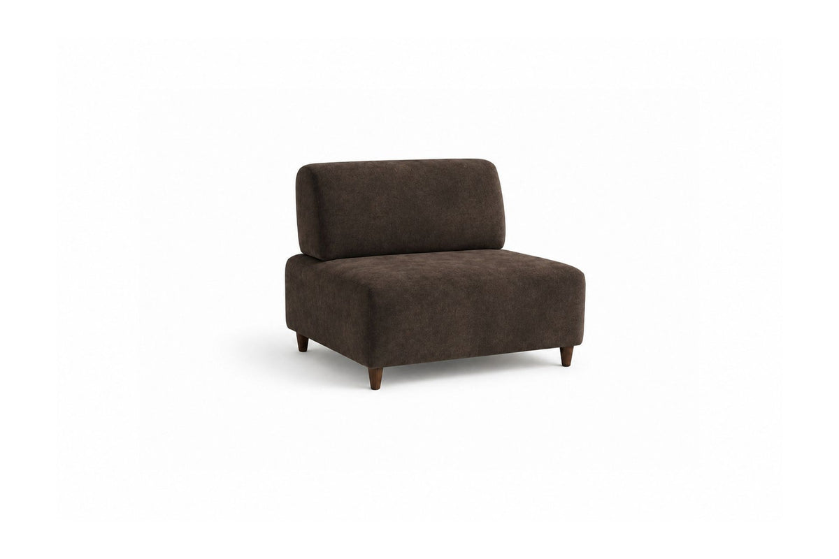 Braunes 4-Sitzer-Sofa Madlen mit hohen Kunststoffbeinen, Polyesterbezug, verstellbarer Rückenlehne und zwei losen Kissen.