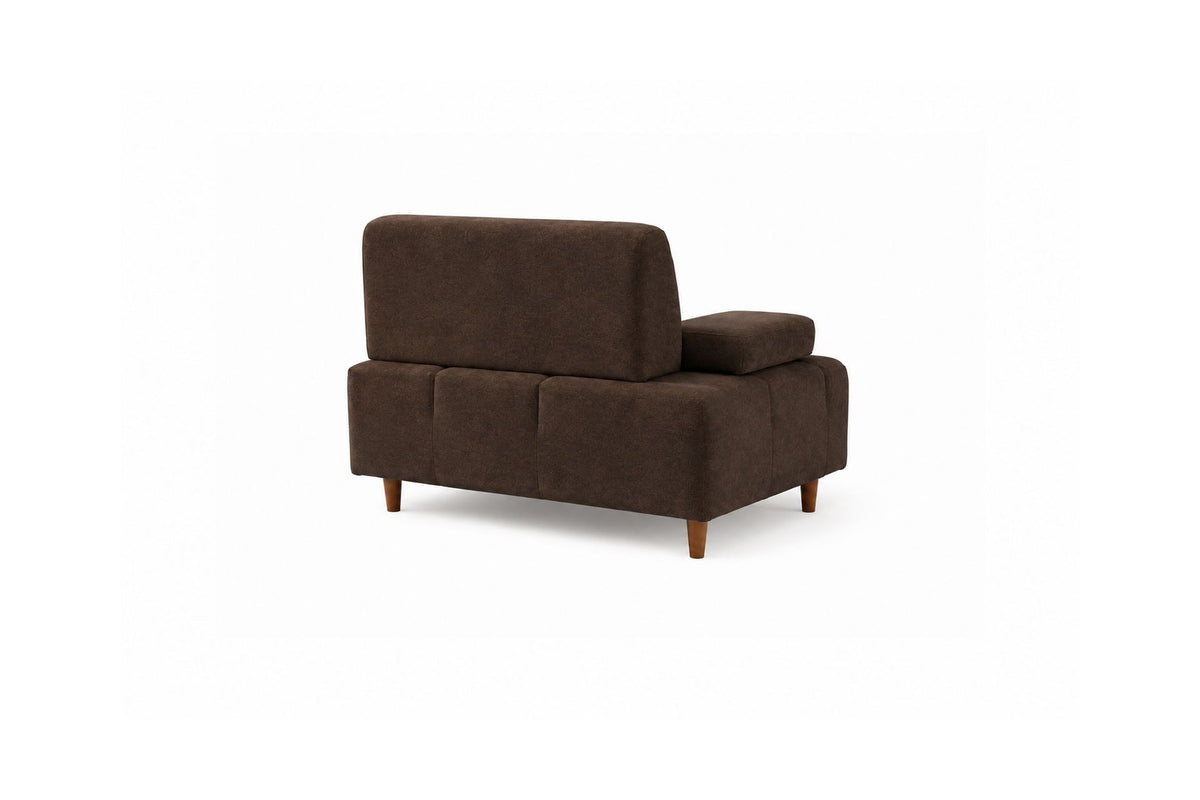 Braunes 4-Sitzer-Sofa Madlen mit hohen Kunststoffbeinen, Polyesterbezug, verstellbarer Rückenlehne und zwei losen Kissen.