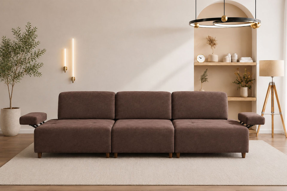Braunes 4-Sitzer-Sofa Madlen mit hohen Kunststoffbeinen, Polyesterbezug, verstellbarer Rückenlehne und zwei losen Kissen.