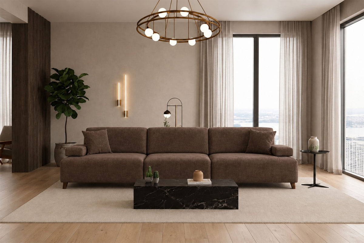 Braunes 4-Sitzer-Sofa Madlen mit hohen Kunststoffbeinen, Polyesterbezug, verstellbarer Rückenlehne und zwei losen Kissen.