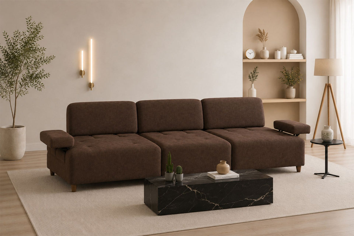 Braunes 4-Sitzer-Sofa Madlen mit hohen Kunststoffbeinen, Polyesterbezug, verstellbarer Rückenlehne und zwei losen Kissen.