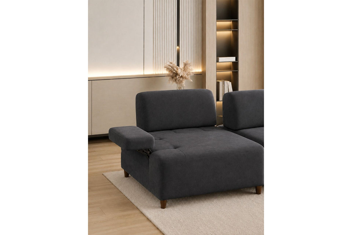 Petrolblaues 4-Sitzer-Sofa Madlen von Hanah Home mit hohen Kunststoffbeinen, Polyesterbezug, Holzgestell und zwei losen Kissen.