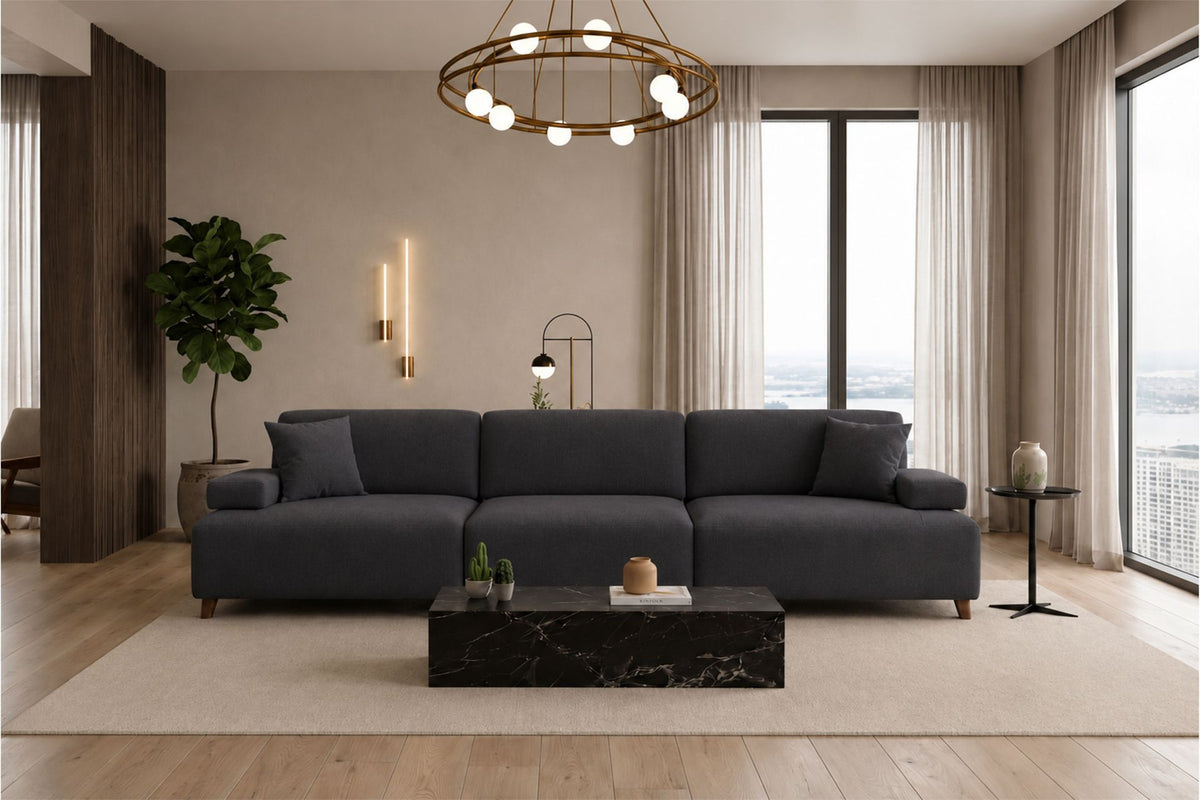 Petrolblaues 4-Sitzer-Sofa Madlen von Hanah Home mit hohen Kunststoffbeinen, Polyesterbezug, Holzgestell und zwei losen Kissen.
