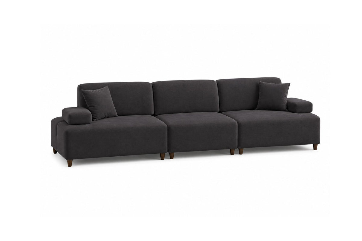 Petrolblaues 4-Sitzer-Sofa Madlen von Hanah Home mit hohen Kunststoffbeinen, Polyesterbezug, Holzgestell und zwei losen Kissen.