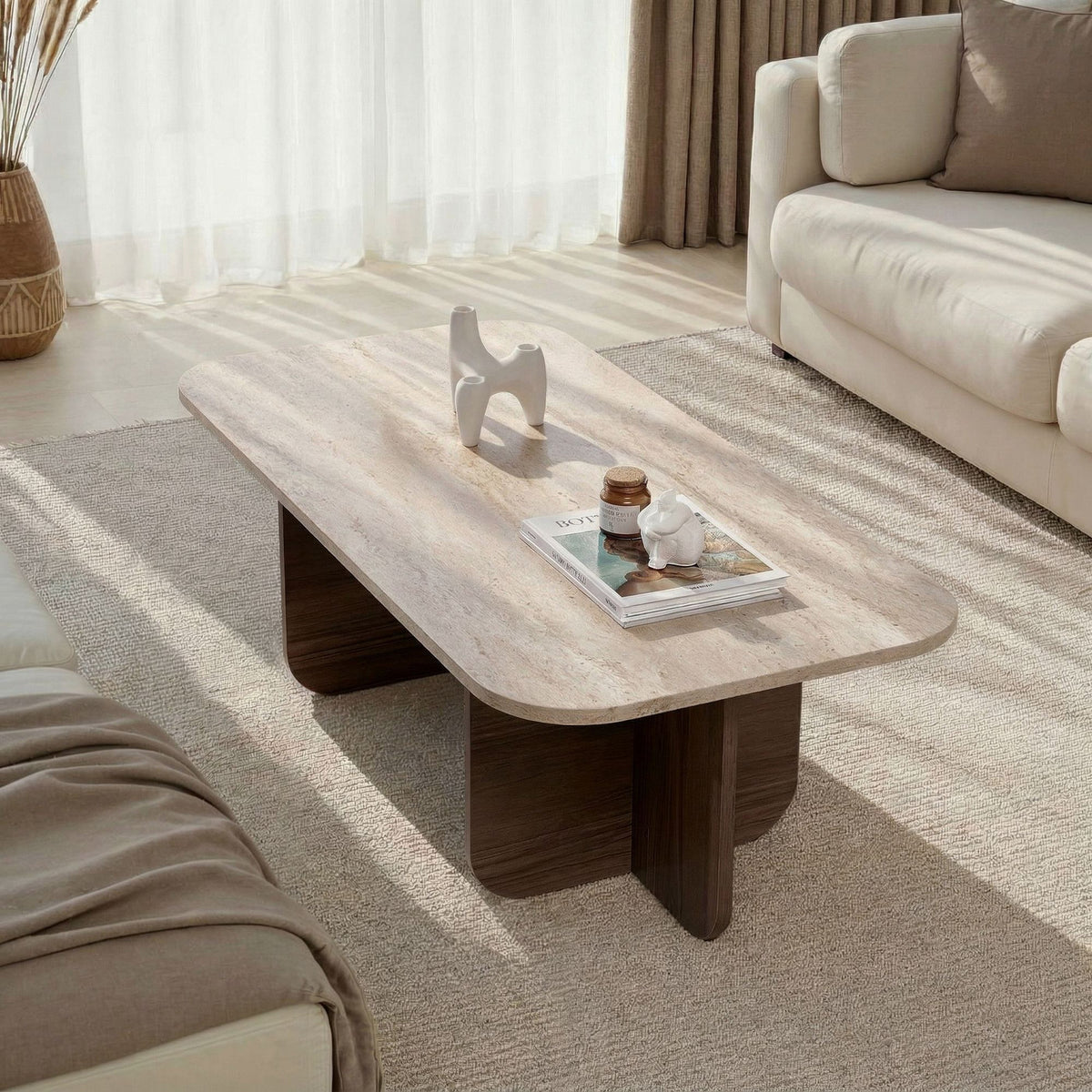 Couchtisch Akira von Nordure in Travertin und Venezia-Walnuss, rechteckige Form, Spanplatte mit Melaminbeschichtung, 120x60x41 cm.
