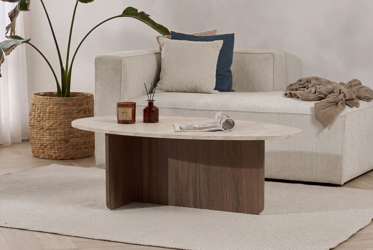 Rechteckiger Couchtisch aus melaminbeschichteter Spanplatte in Travertin-Optik mit Venezia-Nussbaum-Farbton, schlichte moderne Form.