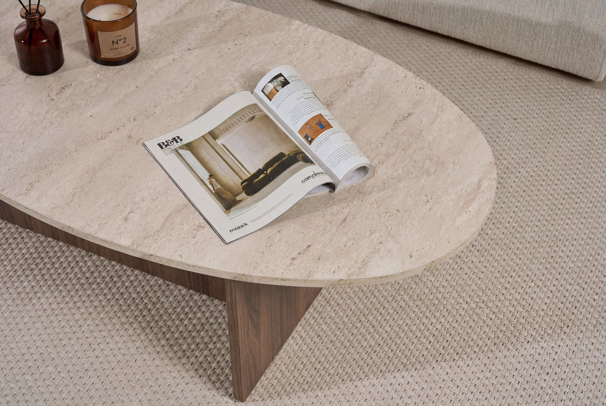 Rechteckiger Couchtisch aus melaminbeschichteter Spanplatte in Travertin-Optik mit Venezia-Nussbaum-Farbton, schlichte moderne Form.