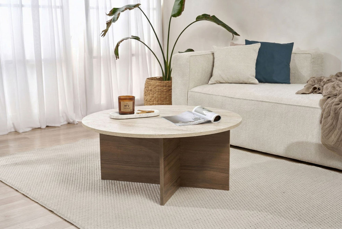 Couchtisch mit Tischplatte in Travertin-Optik und Venezia-Walnuss-Farbe, aus melaminbeschichteter Spanplatte, Masse 90 x 90 x 40 cm.