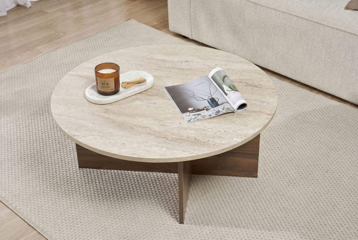 Couchtisch mit Tischplatte in Travertin-Optik und Venezia-Walnuss-Farbe, aus melaminbeschichteter Spanplatte, Masse 90 x 90 x 40 cm.