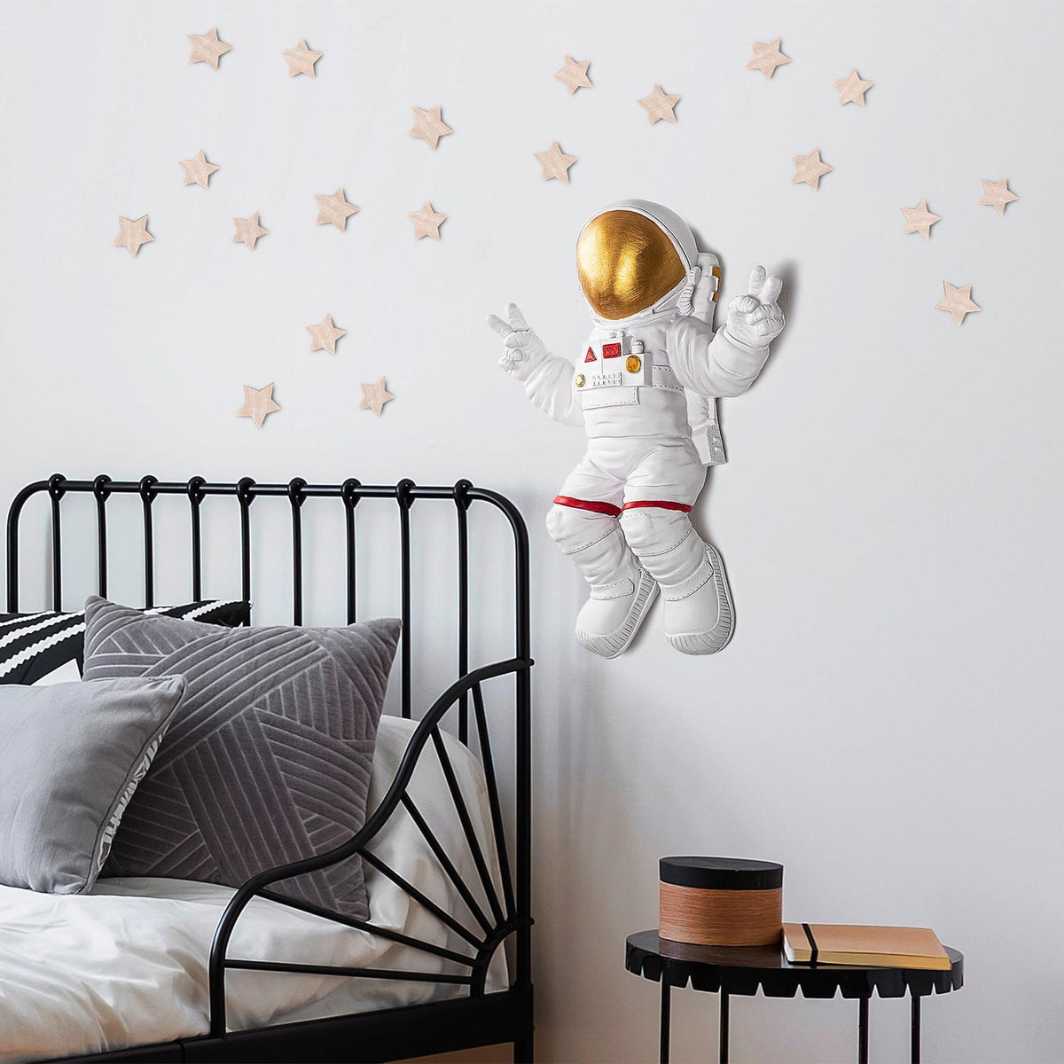 Peace Sign Astronaut Wanddeko - Weisses Gold in Weisses Gold präsentiert im Onlineshop von KAQTU Design AG. Wanddeko ist von Wallity