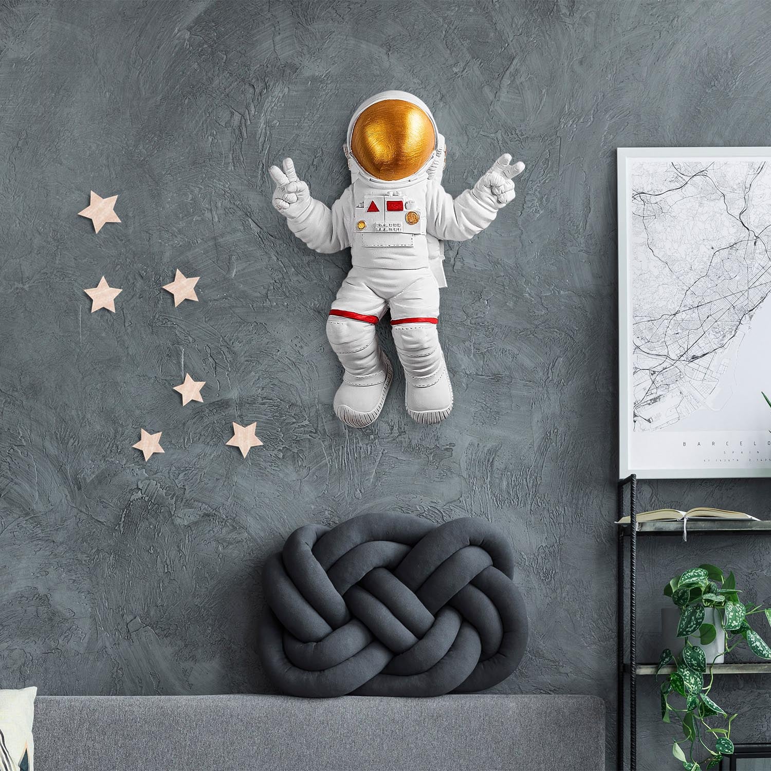 Verleihen Sie Ihrem Raum mit der stilvollen Wanddeko "Peace Sign Astronaut" von Wallity in Weiß und Gold einen Hauch von Luxus und Kreativität!
