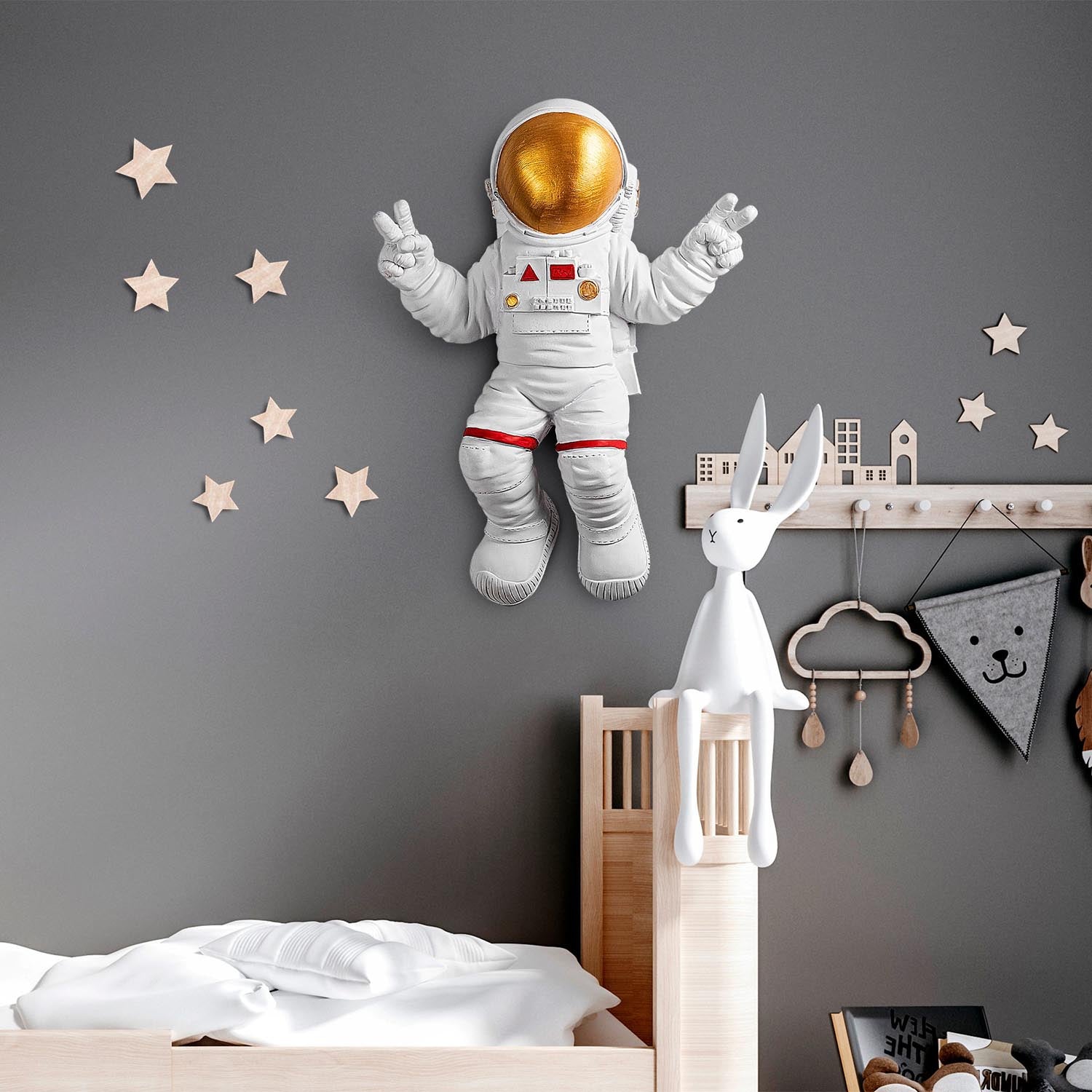 Verwandeln Sie Ihr Zuhause mit der eleganten Wanddeko "Peace Sign Astronaut" von Wallity in edlem Weiß und Gold – ein Blickfang für jeden Raum!