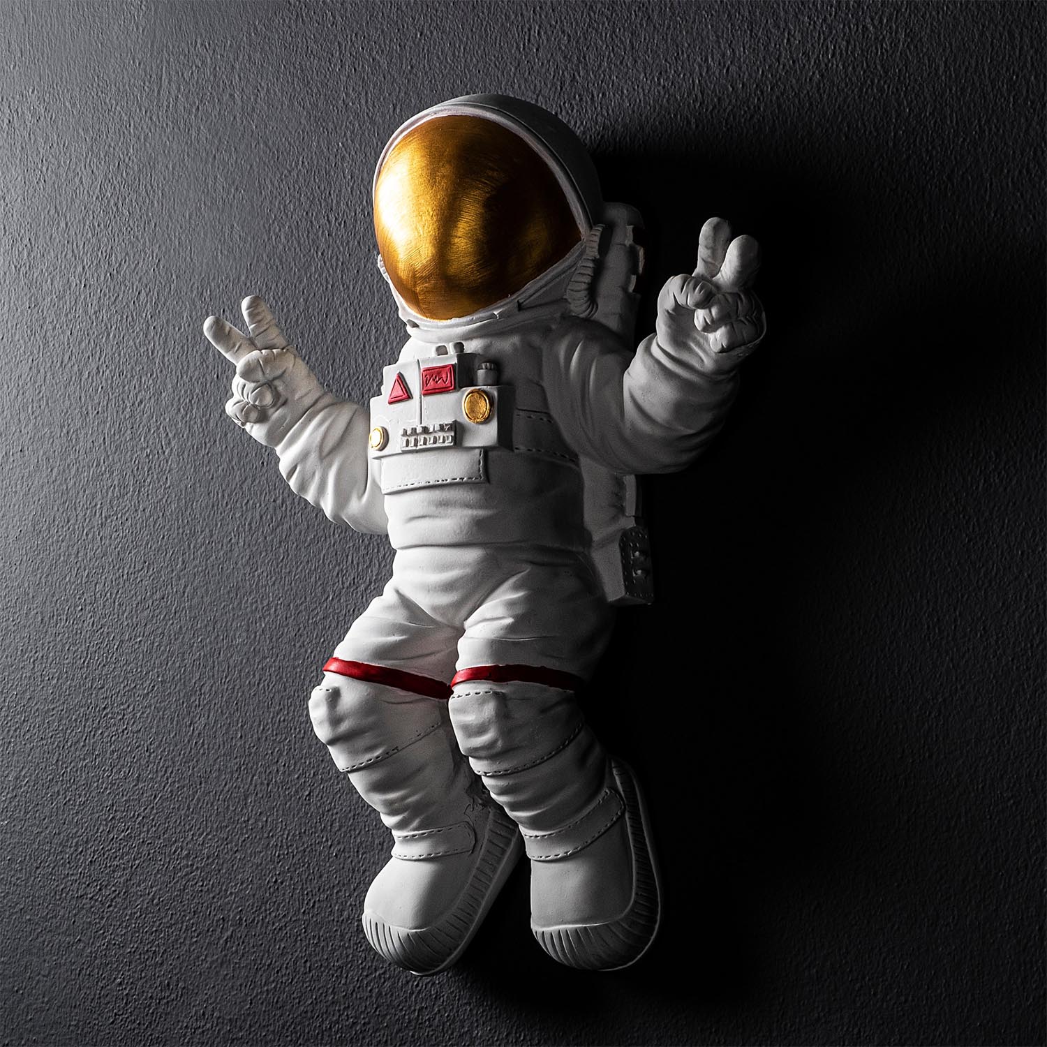 Verleihen Sie Ihrem Raum mit der stilvollen Wanddeko "Peace Sign Astronaut" von Wallity in Weiß und Gold einen Hauch von Luxus und Kreativität!