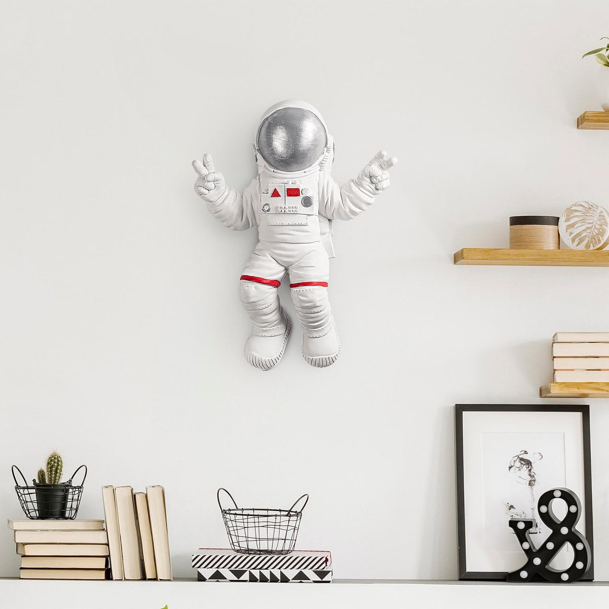 Peace Sign Astronaut Wanddeko - Weiss
Grau in Weiss / Grau präsentiert im Onlineshop von KAQTU Design AG. Wanddeko ist von Wallity