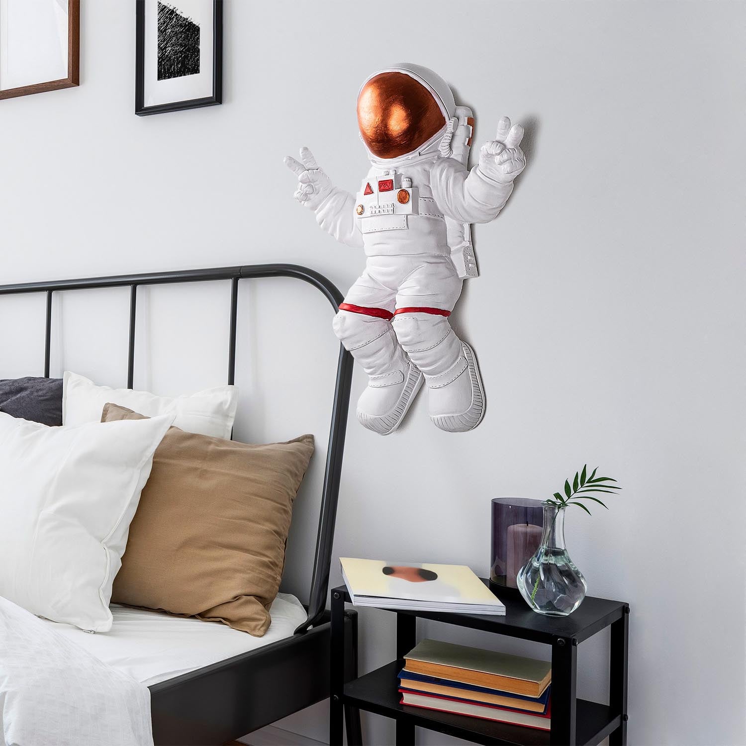 Verleihen Sie Ihrem Zuhause mit der einzigartigen Peace Sign Astronaut Wanddeko von Wallity in Weiß und Bronze einen Hauch von Eleganz und Kreativität!