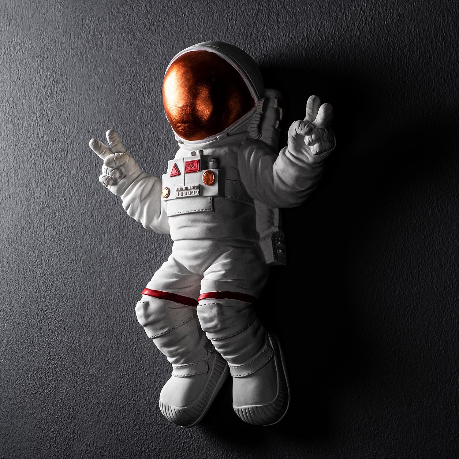 Entdecken Sie die stilvolle Peace Sign Astronaut Wanddeko von Wallity in Weiß und Bronze – ein elegantes Statement für jeden Raum!