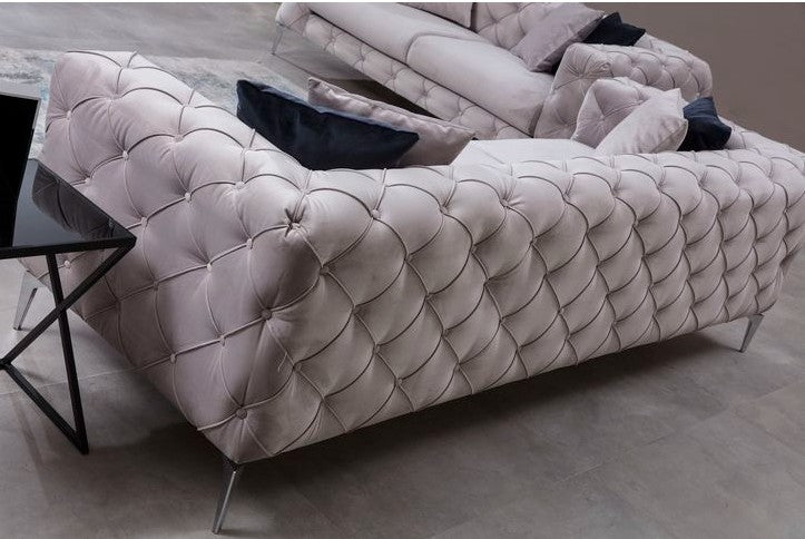 Erleben Sie mit dem Como - Light Grey Sofa von Atelier Del Sofa stilvollen Komfort. Perfekt für Ihr Zuhause, vereint es modernes Design und Gemütlichkeit.