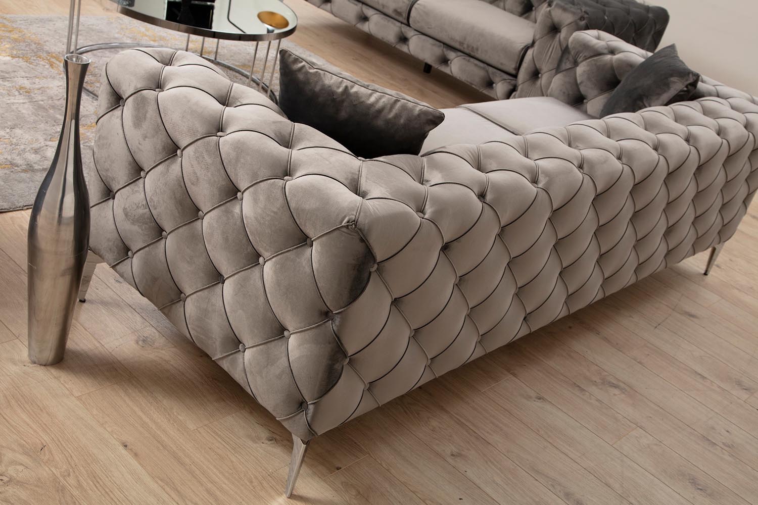 Genießen Sie stilvollen Komfort mit dem Como 3-Sitzer-Sofa in Anthrazit von Atelier Del Sofa. Ideal für jedes Zuhause, vereint es Eleganz und Funktionalität.