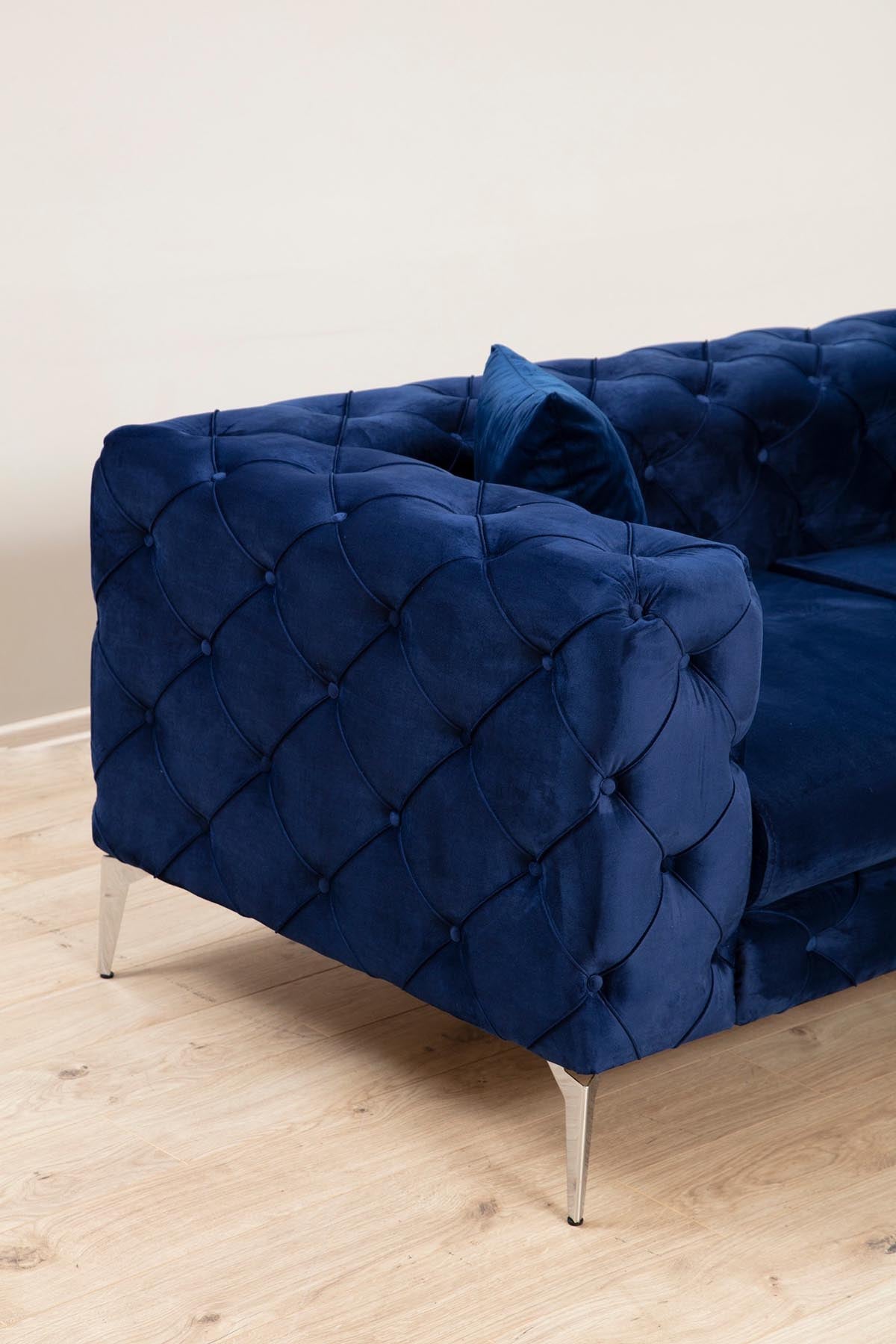 Verleihen Sie Ihrem Wohnraum mit dem Como 3-Sitzer-Sofa in Navy Blue von Atelier Del Sofa einen Hauch von Luxus und modernem Design.