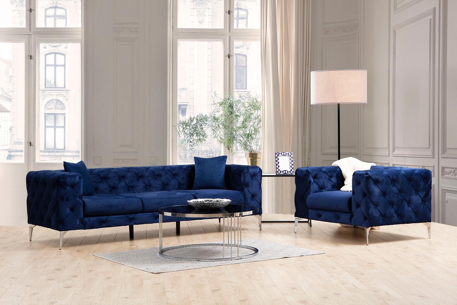 Entdecken Sie das Como 3-Sitzer-Sofa in Navy Blue von Atelier Del Sofa – ein elegantes Möbelstück, das Luxus und Komfort vereint.
