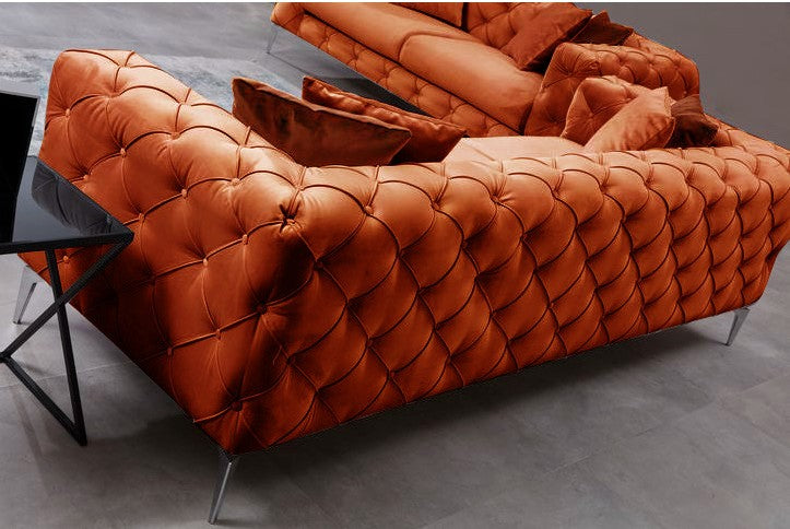 Erleben Sie das Como 3-Sitzer-Sofa in strahlendem Orange von Atelier Del Sofa. Stilvolles Design und erstklassiger Komfort für Ihr Zuhause.