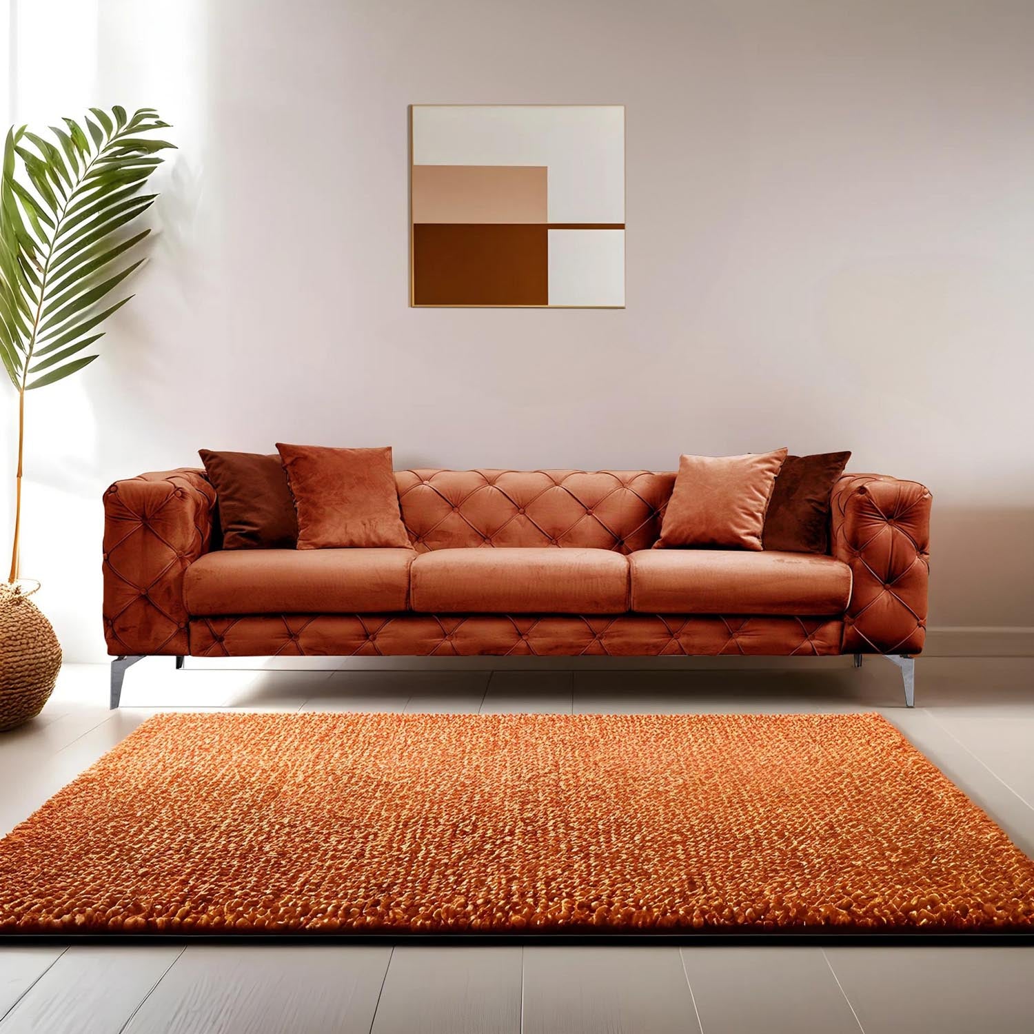 Erleben Sie das Como 3-Sitzer-Sofa in strahlendem Orange von Atelier Del Sofa. Ein stilvolles Highlight für Ihr Zuhause, das Komfort und Eleganz vereint.