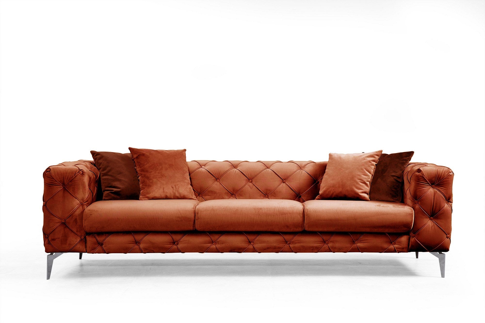 Entdecken Sie das Como 3-Sitzer-Sofa in lebhaftem Orange von Atelier Del Sofa. Ein elegantes Möbelstück, das Komfort und modernes Design perfekt kombiniert.