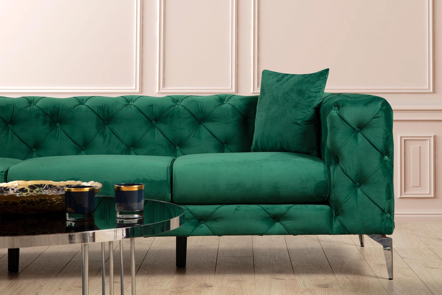 Erleben Sie das Como - Green Sofa von Atelier Del Sofa: Ein stilvolles 3-Sitzer-Sofa, das Komfort und modernes Design in Ihr Zuhause bringt.