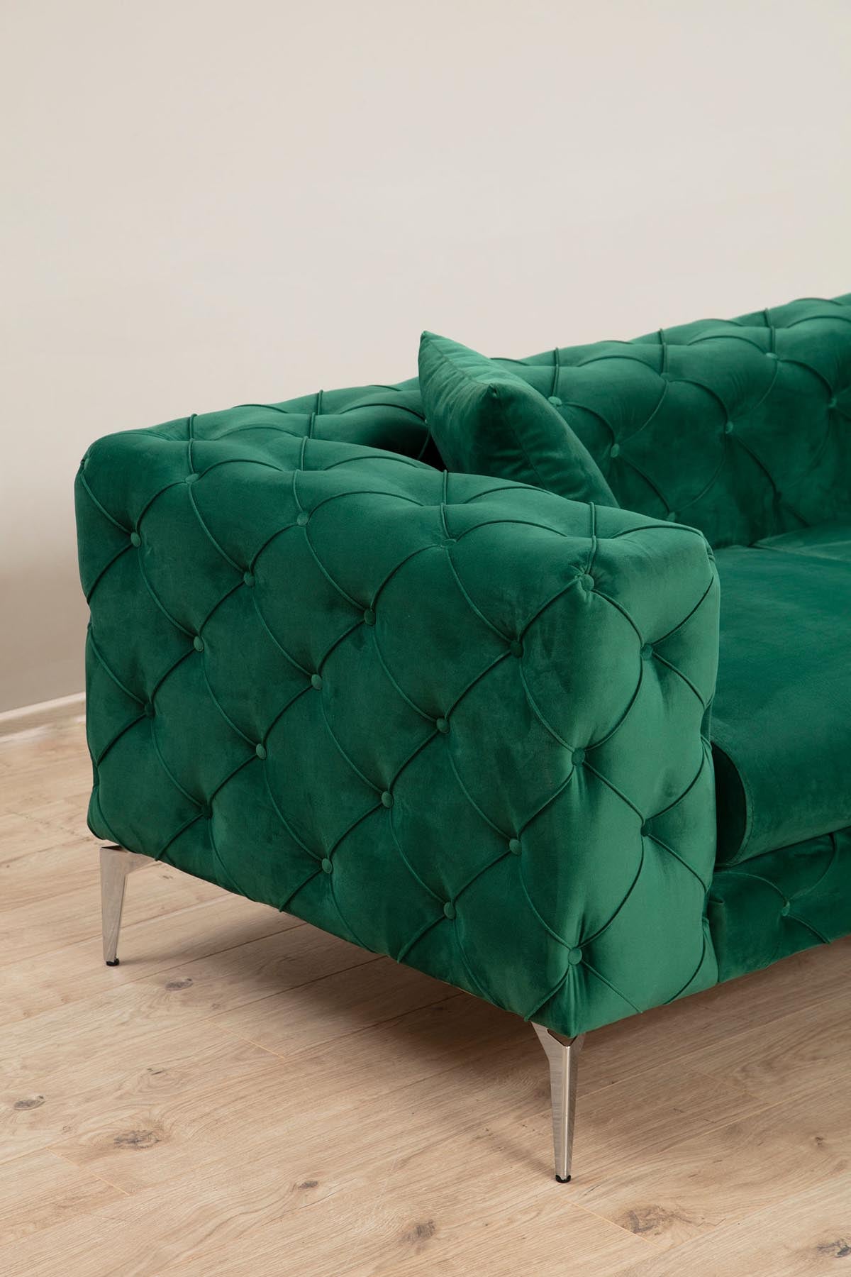 Entdecken Sie das Como - Green Sofa von Atelier Del Sofa: Ein elegantes 3-Sitzer-Sofa, das mit seinem Komfort und der frischen Farbe jeden Raum aufwertet.