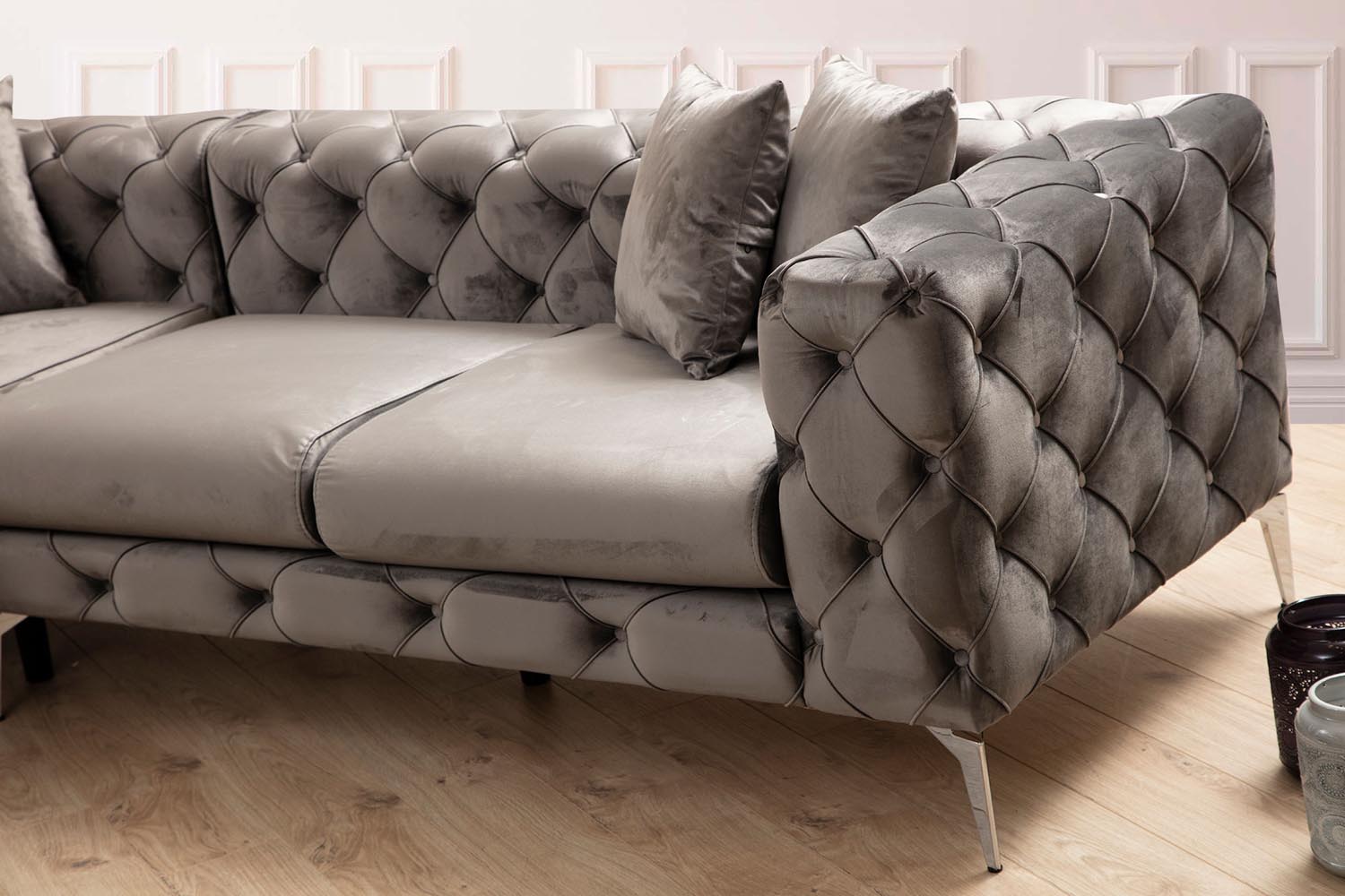 Entdecken Sie das Como Right Ecksofa in Anthrazit von Atelier Del Sofa – ein stilvolles Möbelstück, das Komfort und Eleganz vereint.
