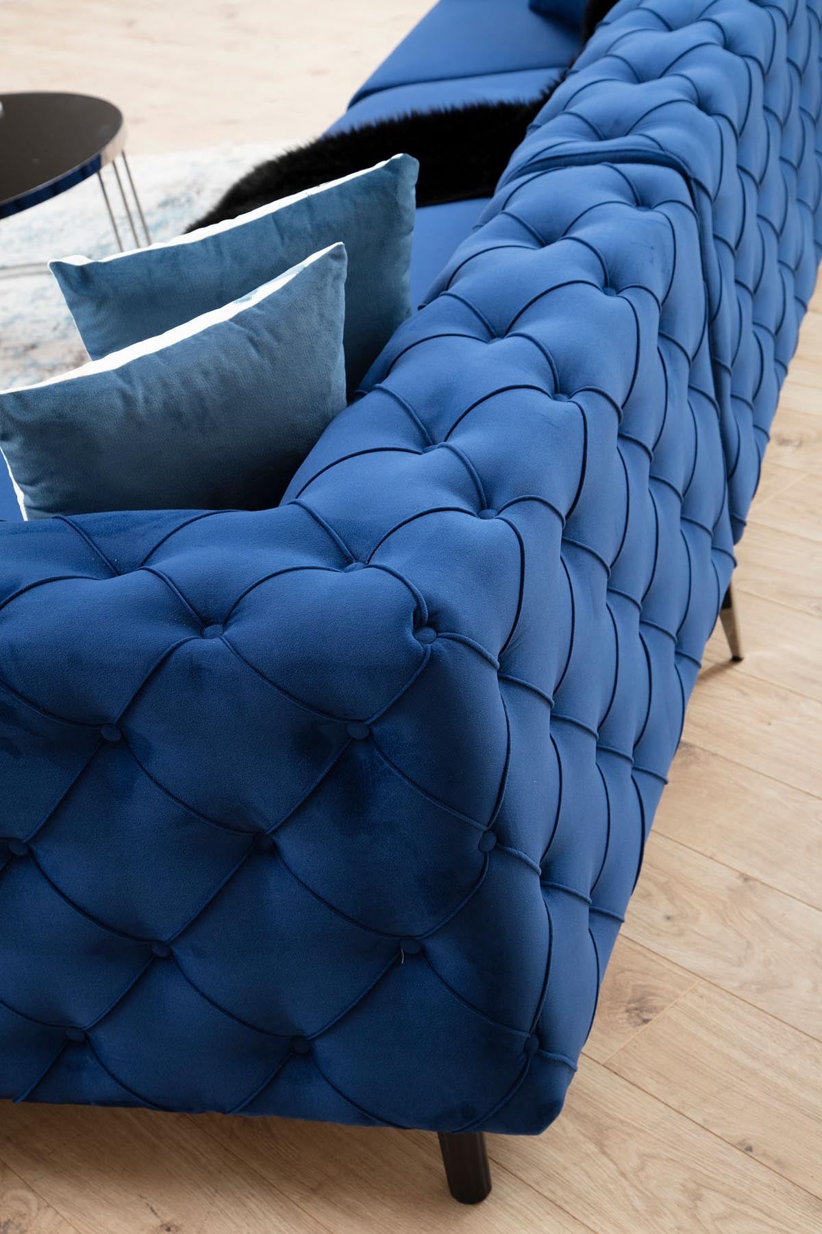 Entdecken Sie das Como Left Ecksofa in stilvollem Marineblau von Atelier Del Sofa – der perfekte Mix aus Eleganz und Gemütlichkeit für Ihr Zuhause.