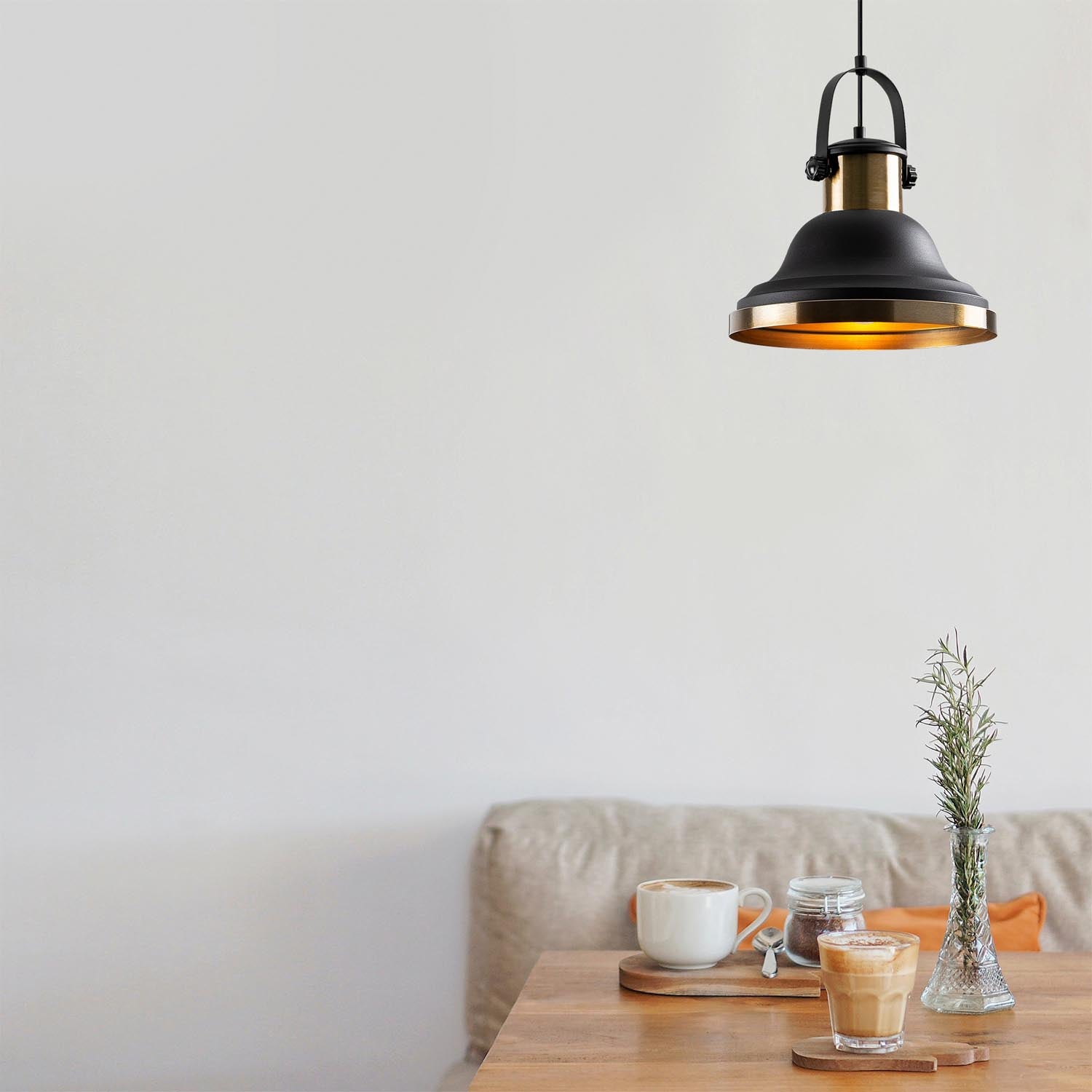 Entdecken Sie die Dodo Pendelleuchte in Schwarz von Opviq – ein elegantes Designstück, das jeden Raum mit modernem Glamour und verstellbarem Licht verzaubert.