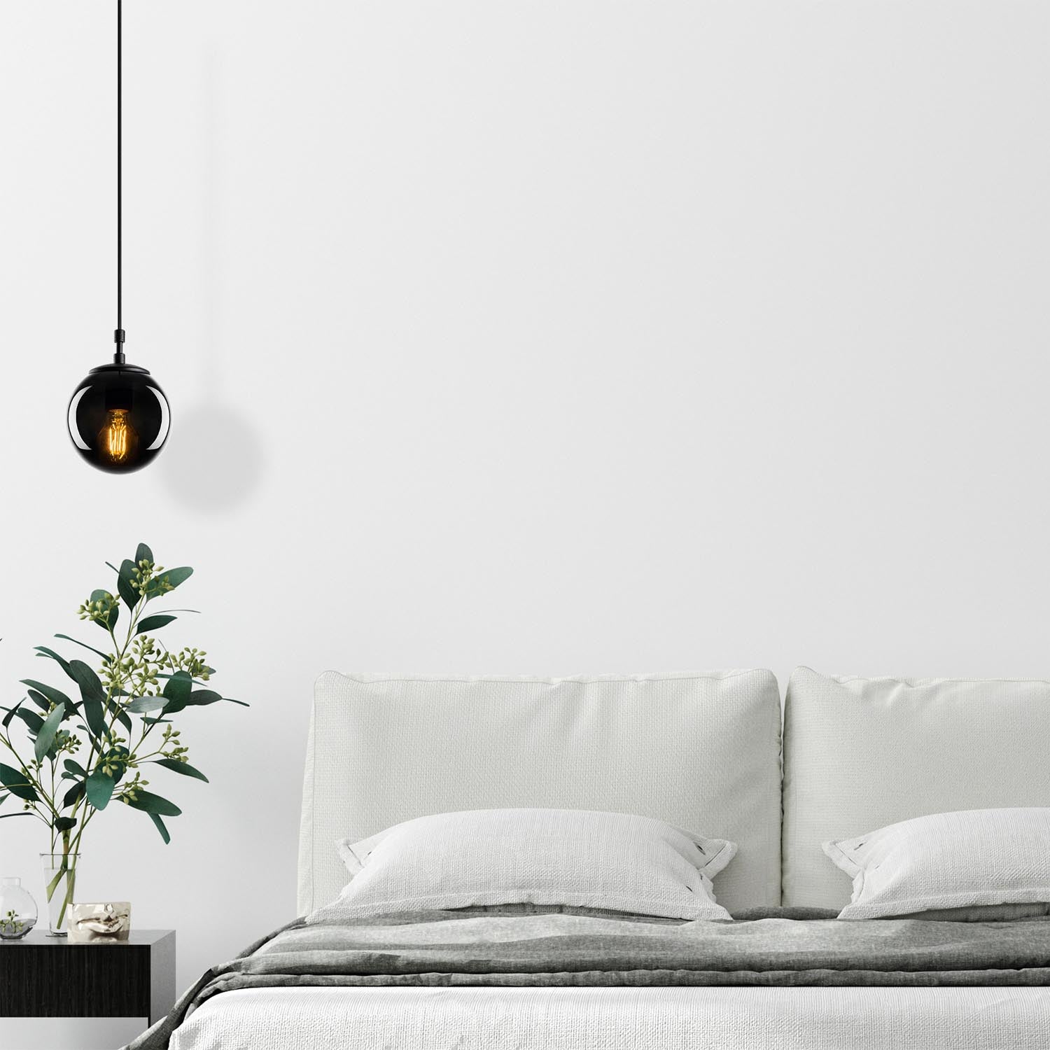 Erleben Sie die stilvolle Efe Pendelleuchte in Schwarz von Opviq. Ihr modernes Design und die elegante Glaskappe schaffen eine einladende Atmosphäre in jedem Raum.