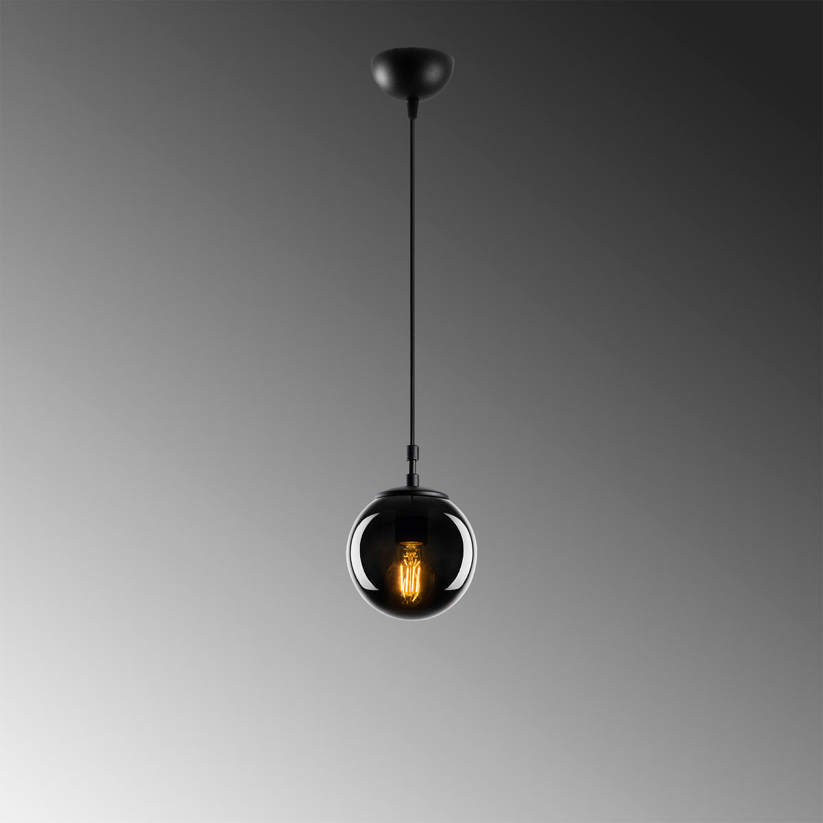 Efe Pendellampe - Schwarz
Rauch in Schwarz / Rauch präsentiert im Onlineshop von KAQTU Design AG. Pendelleuchte ist von Opviq