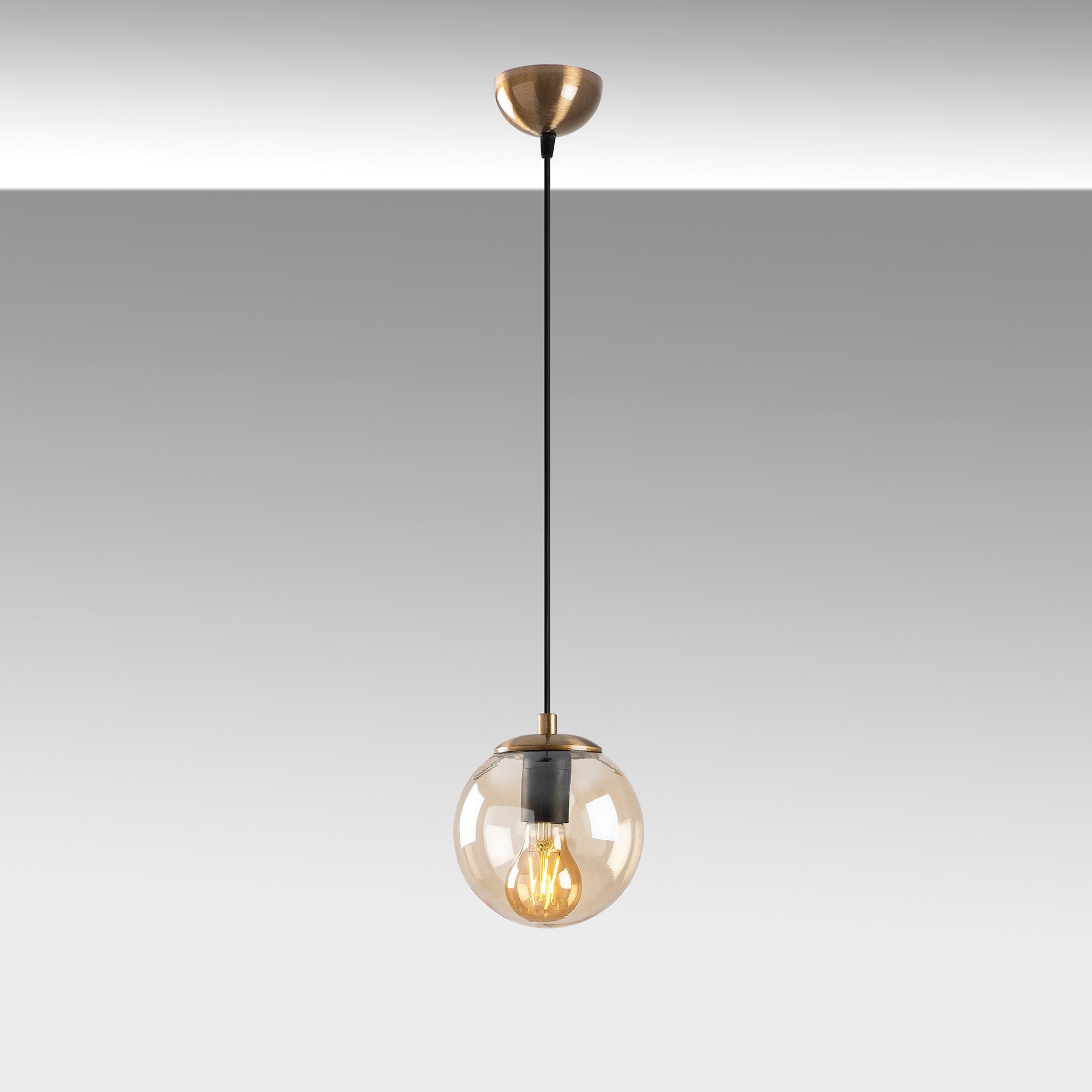 Verleihen Sie Ihrem Zuhause mit der Efe Pendelleuchte in Gelb von Opviq einen Hauch von Vintage-Charme und zeitloser Eleganz, die jeden Raum erhellt.