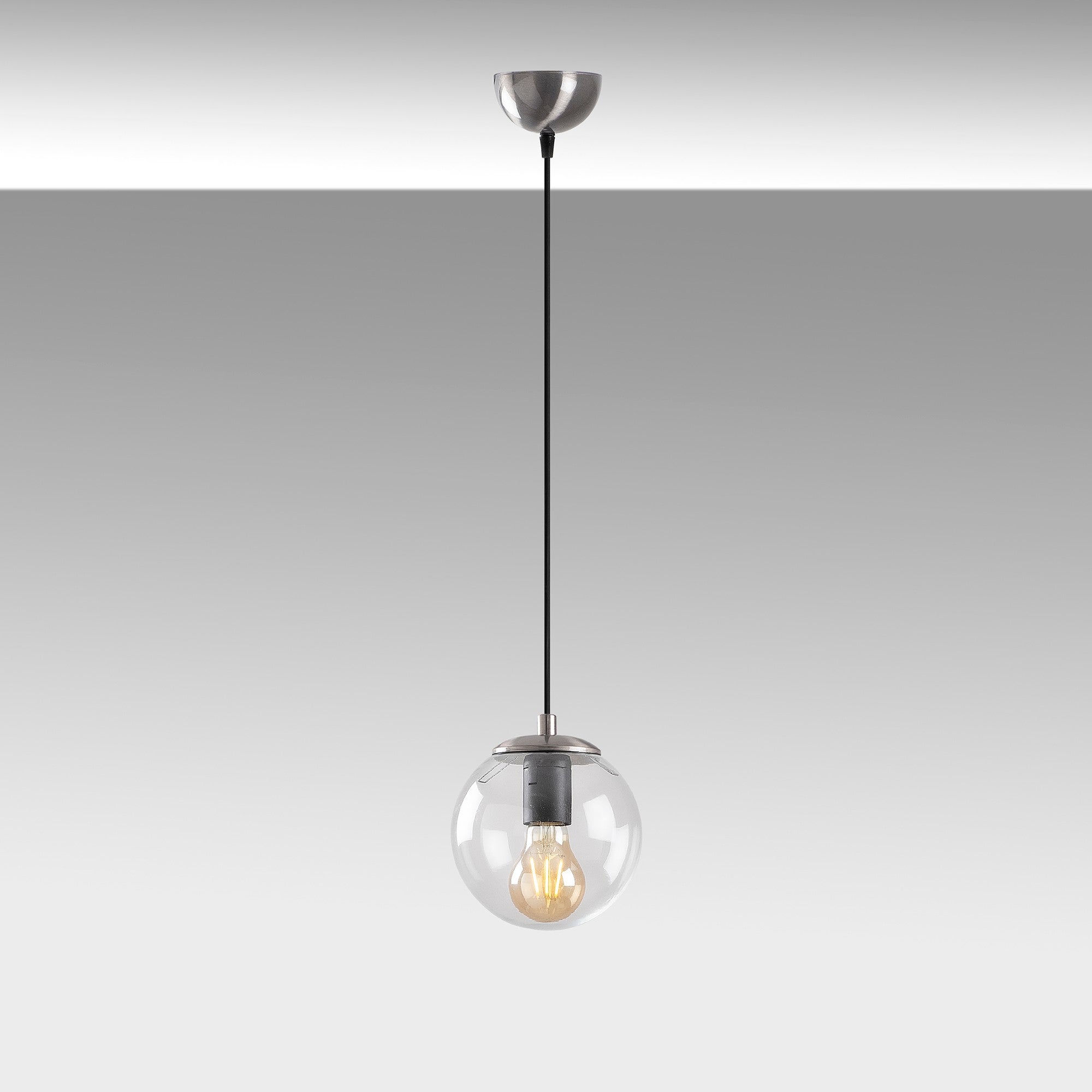 Erleben Sie die Efe Pendelleuchte von Opviq in Silber – ein elegantes Design, das warmes Licht und stilvolle Akzente in Ihr Zuhause bringt.