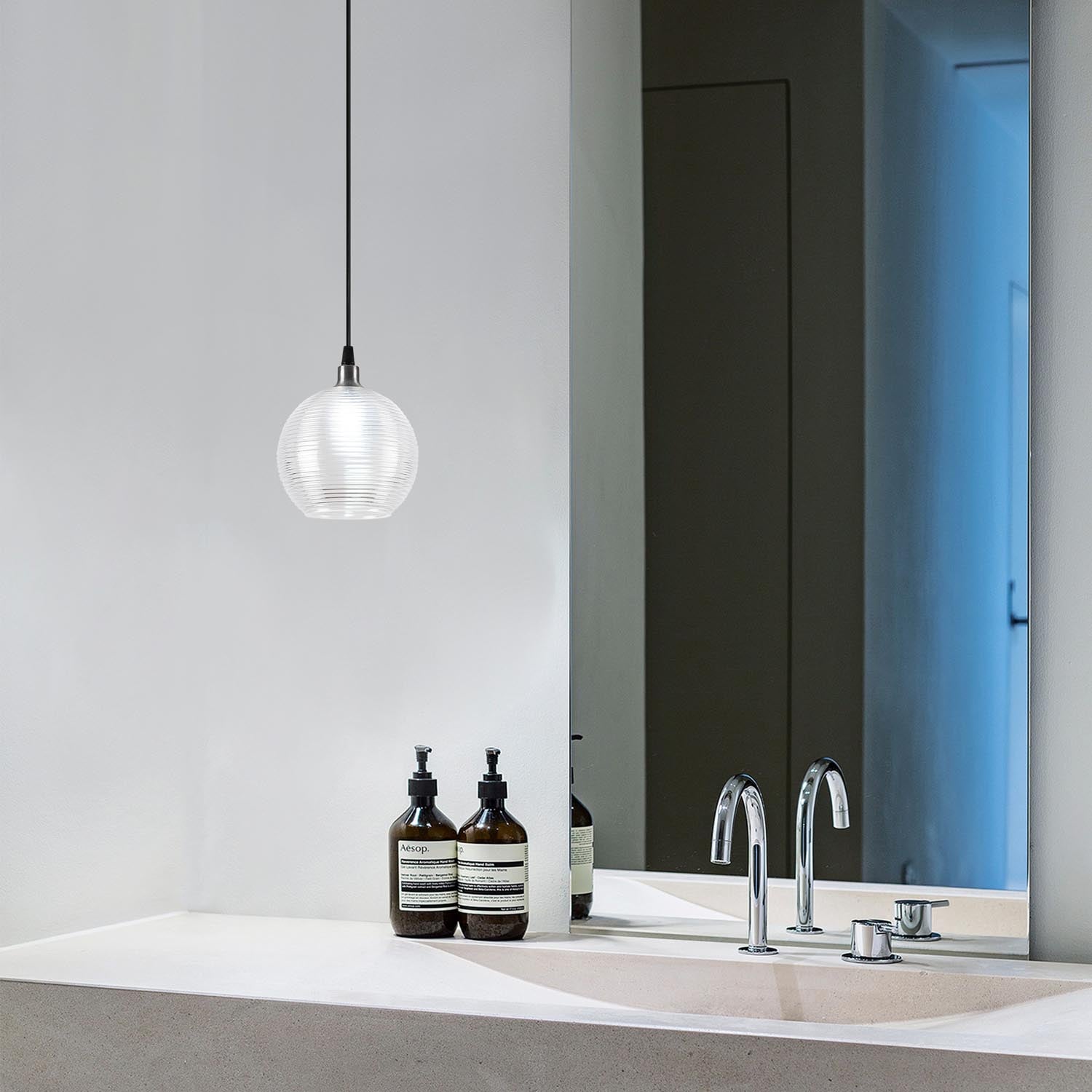 Entdecken Sie die Muzo Pendelleuchte in Silber von Opviq – ein stilvolles Highlight für jeden Raum, das modernes und industrielles Design vereint.