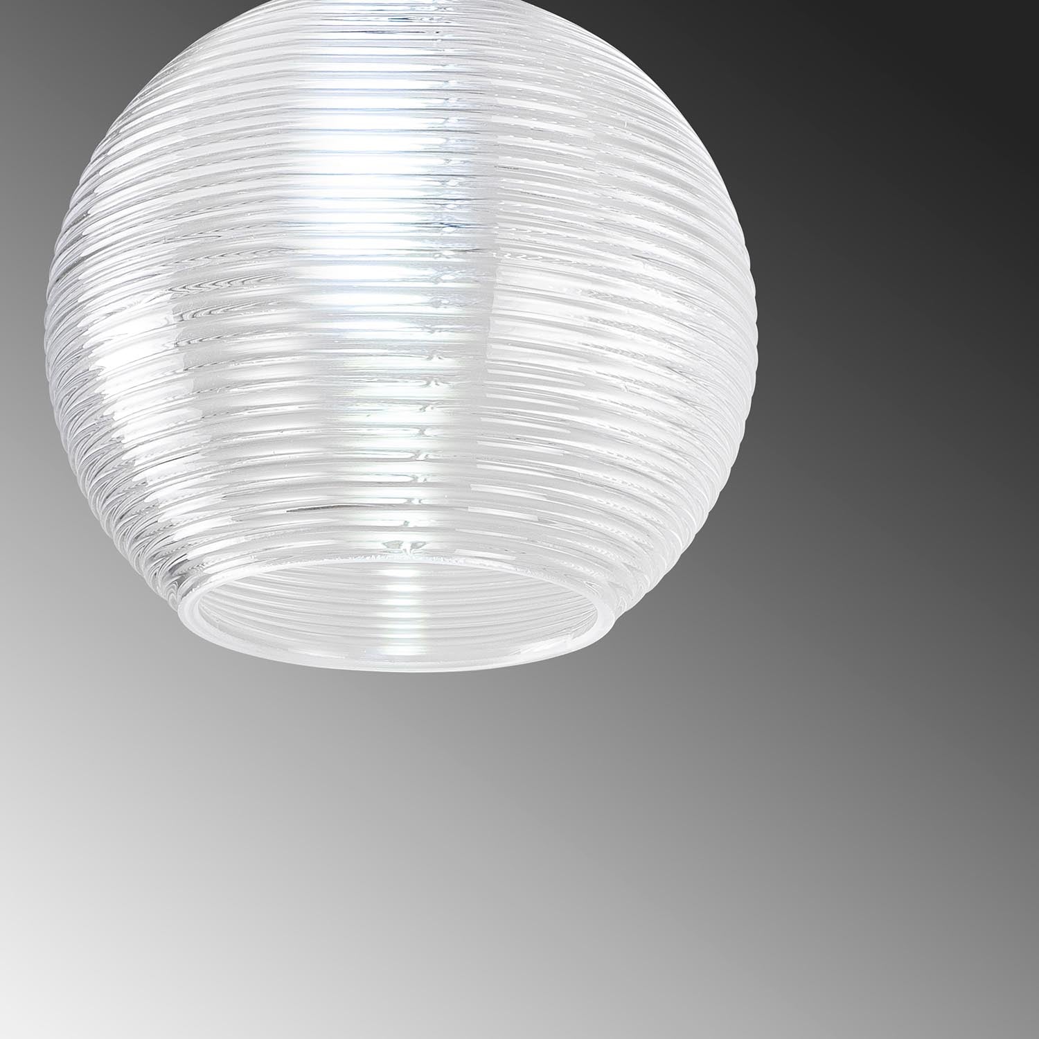 Entdecken Sie die Muzo Pendelleuchte von Opviq in Silber – ein stilvolles Highlight für Ihr Zuhause, das modernes Design und Funktionalität vereint.