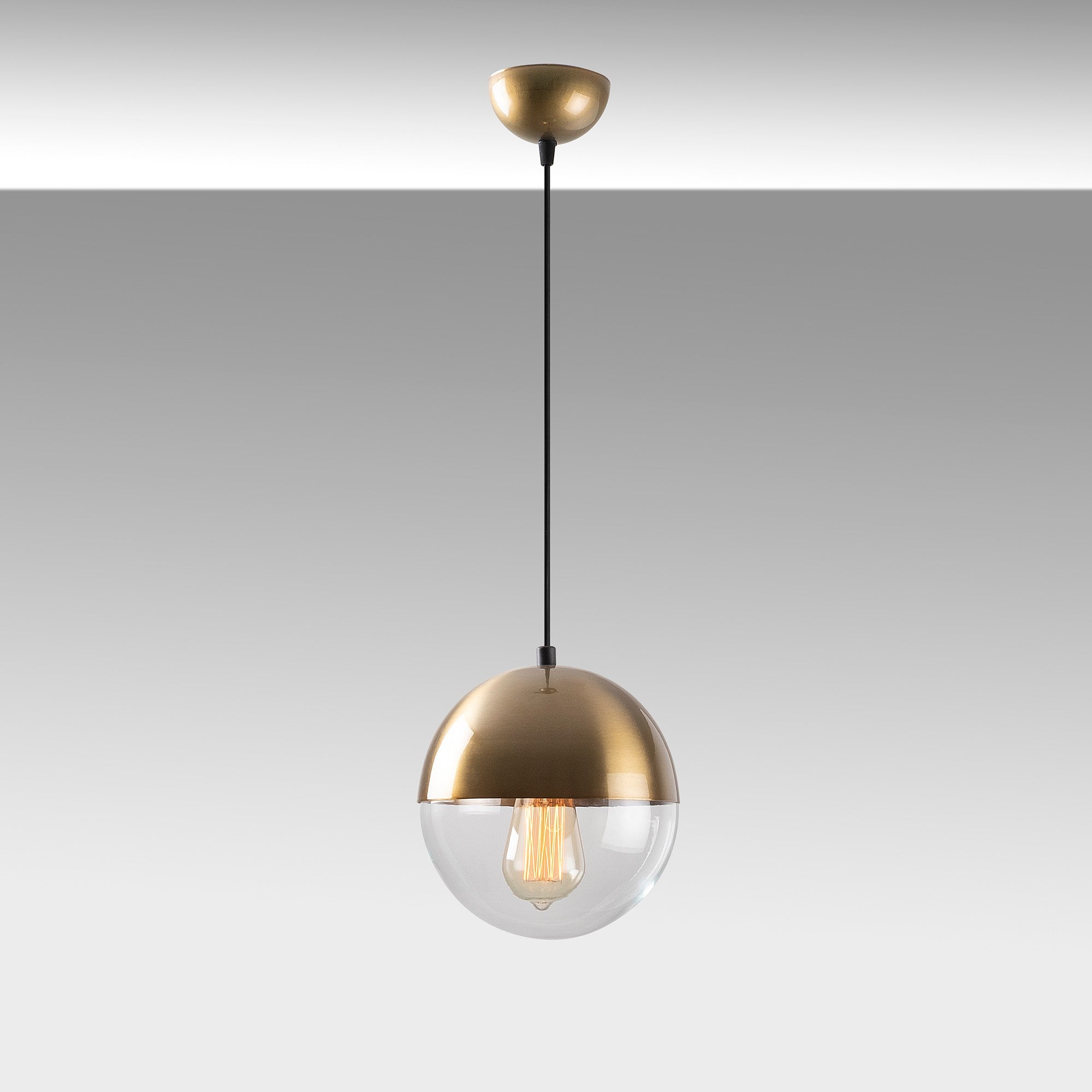 Erleben Sie die Bastos Pendelleuchte von Opviq – ein stilvolles Lichtdesign, das Vintage-Charme und moderne Eleganz harmonisch vereint.