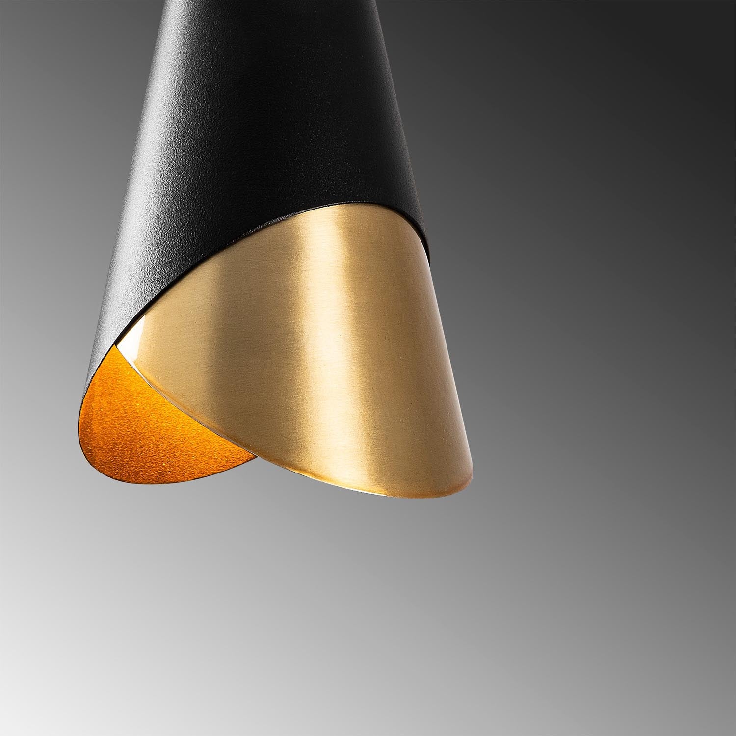 Verleihen Sie Ihrem Zuhause mit der Pacman Pendelleuchte von Opviq in Schwarz Vintage einen Hauch von zeitloser Eleganz und modernem Flair.