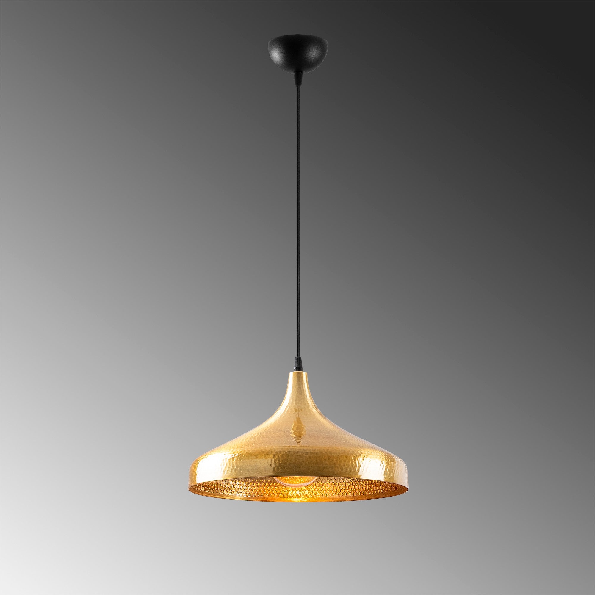 Setzen Sie stilvolle Akzente in Ihrem Zuhause mit der Tattoo Pendelleuchte von Opviq, die elegantes Gold und tiefes Schwarz harmonisch vereint.