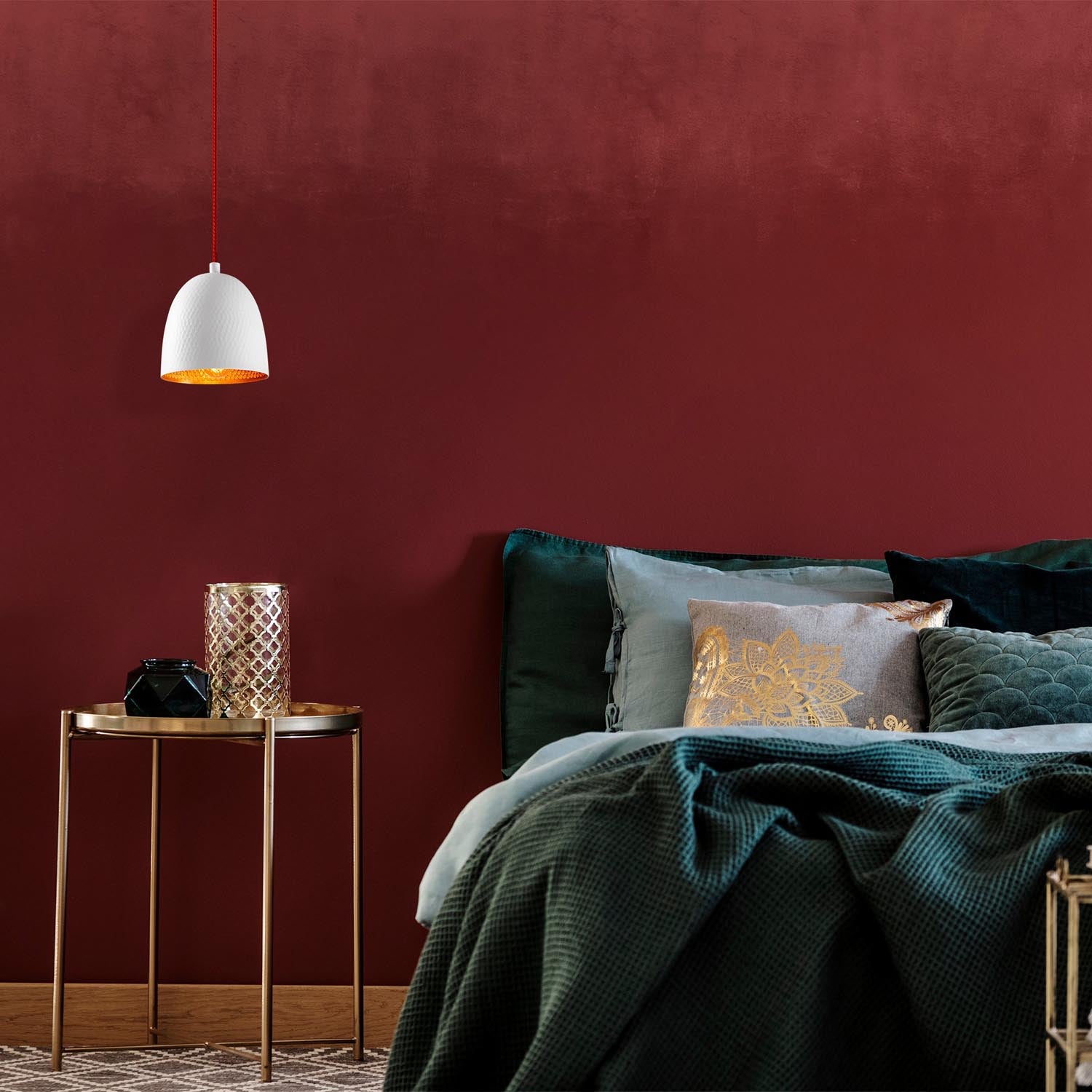 Entdecken Sie die stilvolle Tattoo Pendelleuchte in Weiß und Rot von Opviq. Perfekt für einladende Wohnräume und moderne Akzente.