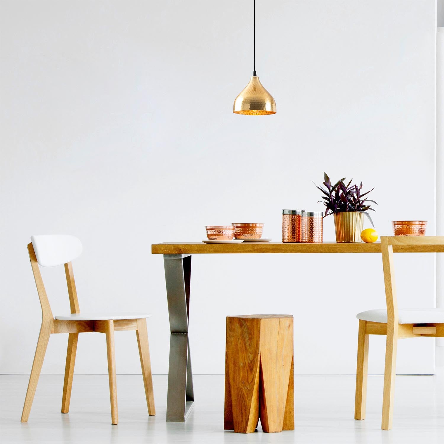 Entdecken Sie die elegante Tattoo Pendelleuchte in Gold von Opviq. Ein stilvolles Highlight für jeden Raum, das Wärme und Glamour ausstrahlt.