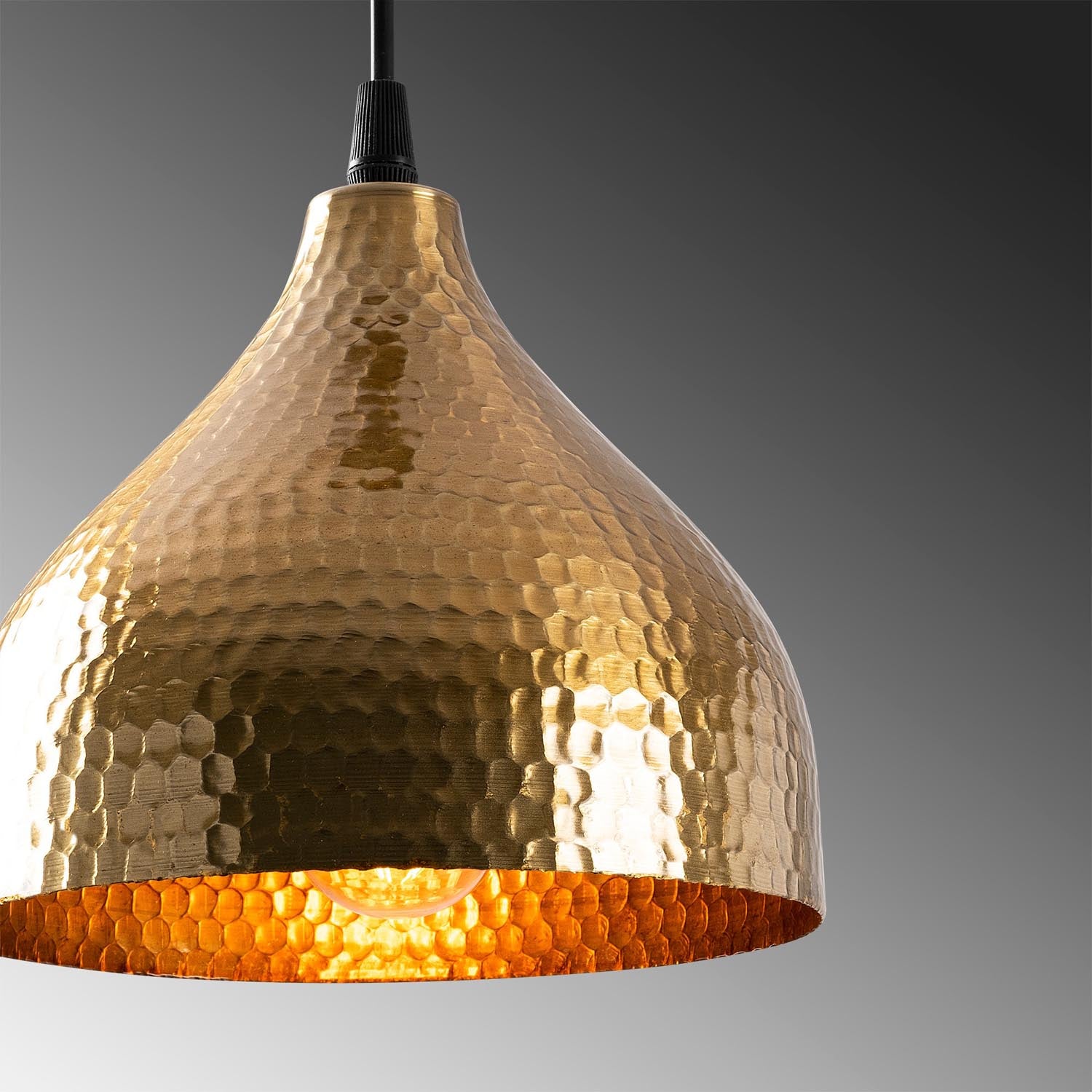 Erleben Sie die Tattoo Pendelleuchte von Opviq – ein elegantes Vintage-Highlight, das mit seinem einzigartigen Design und warmem Licht jeden Raum verzaubert.