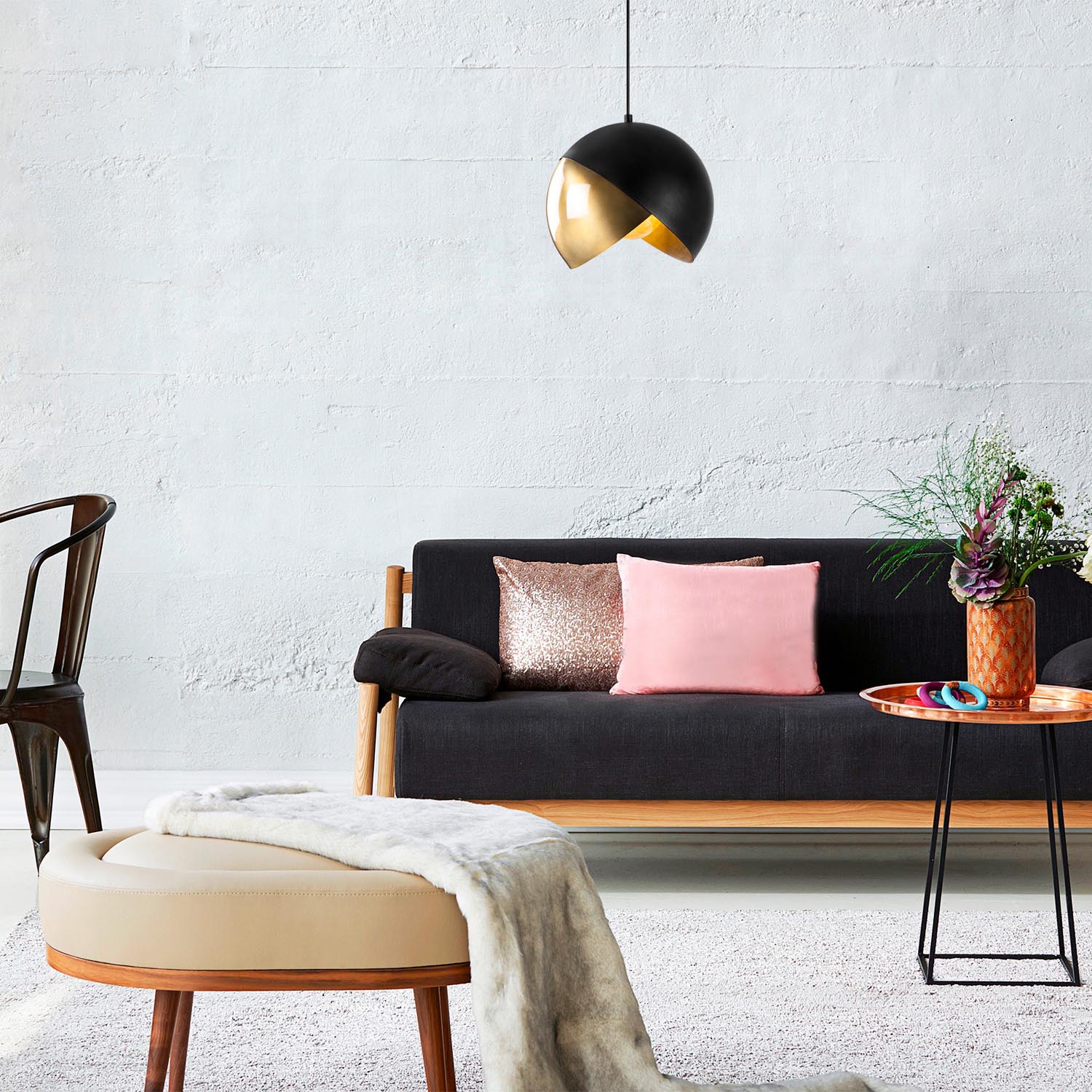 Entdecken Sie die Pacman Pendelleuchte in Schwarz Vintage von Opviq. Ein stilvolles Design-Highlight für Ihr Zuhause, das Eleganz und Gemütlichkeit vereint.